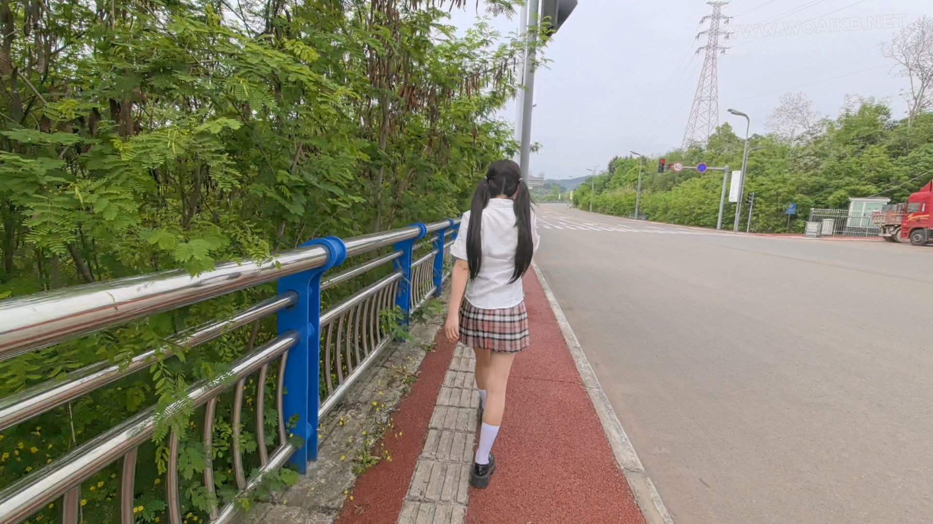 商场的露出 大庭广众的呻吟 掀起裙子露出电击器和波波贝 店员多次看向这边 光天化... 预览图
