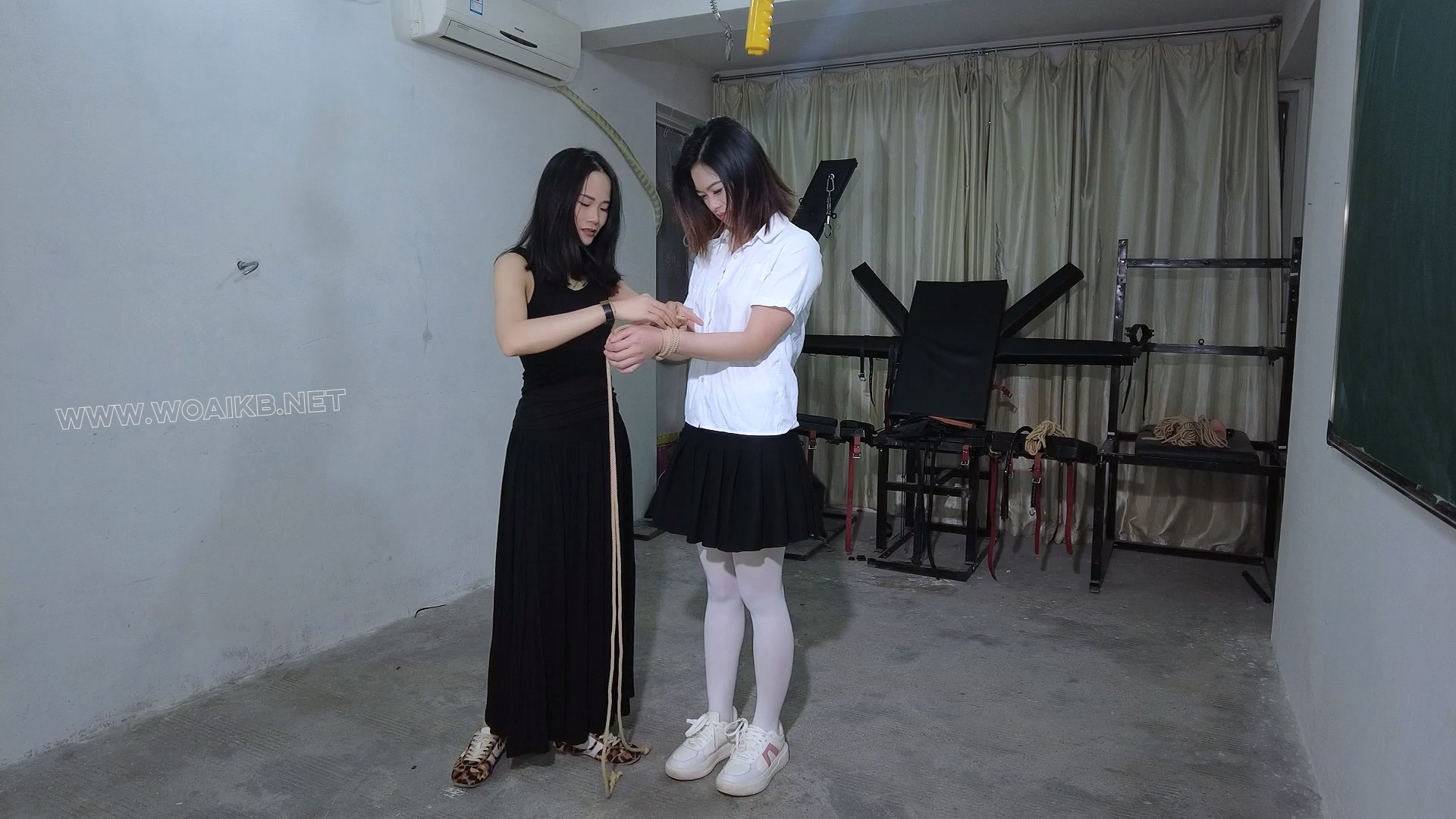 初次体验绳艺捆绑紧缚全身挠痒笑的喘不上气！敏感的她首次感受跳D刺激G潮一个接一... 预览图