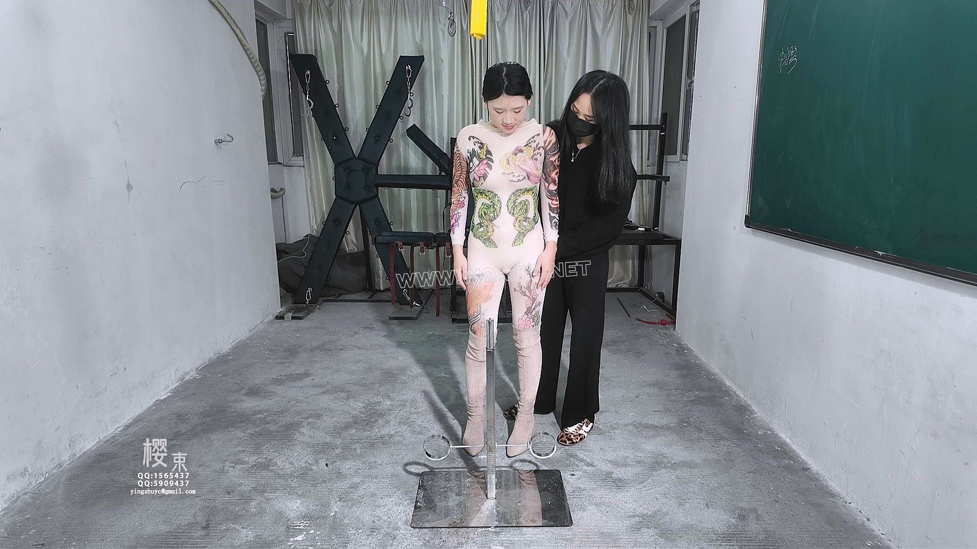 绝美连体肉丝单手吊缚疯狂挠痒！戴眼罩口球！棒棒跳D刺激多次强G大量喷尿！  《绝... 封面图