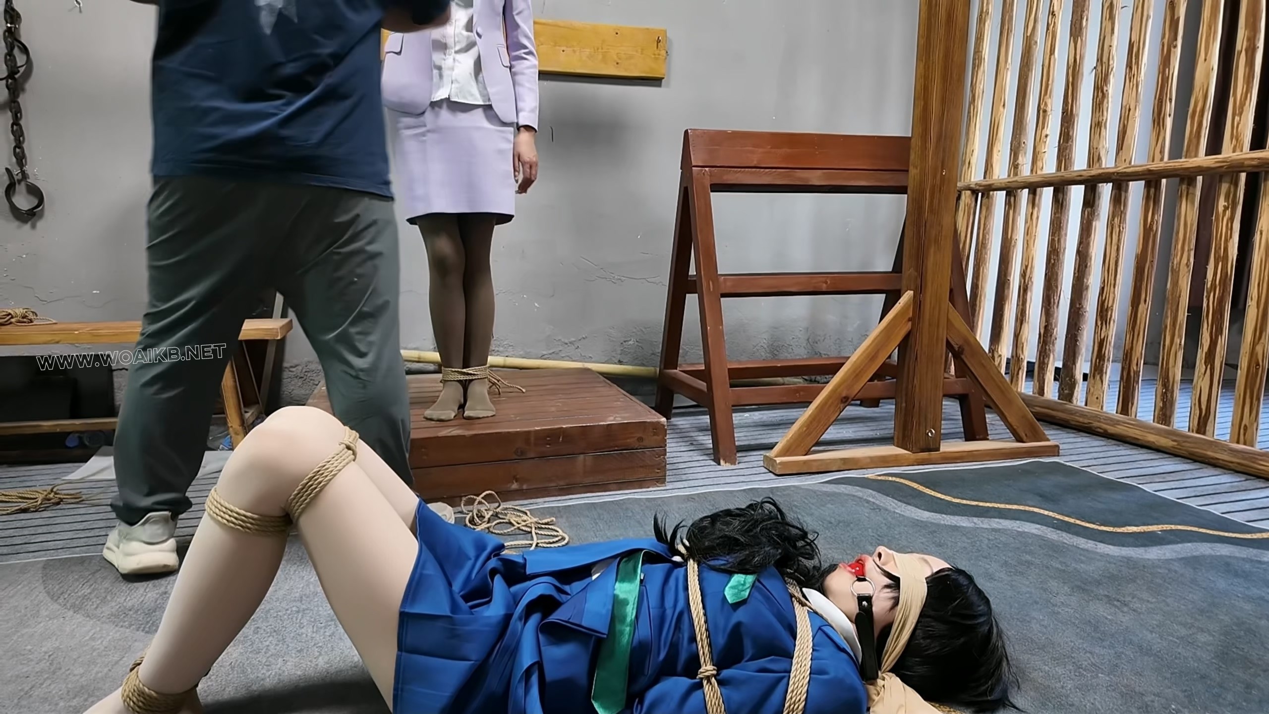 佳佳雅倩主演-《名侦探柯南》妃英理毛利兰母女遇袭之母女调教 预览图