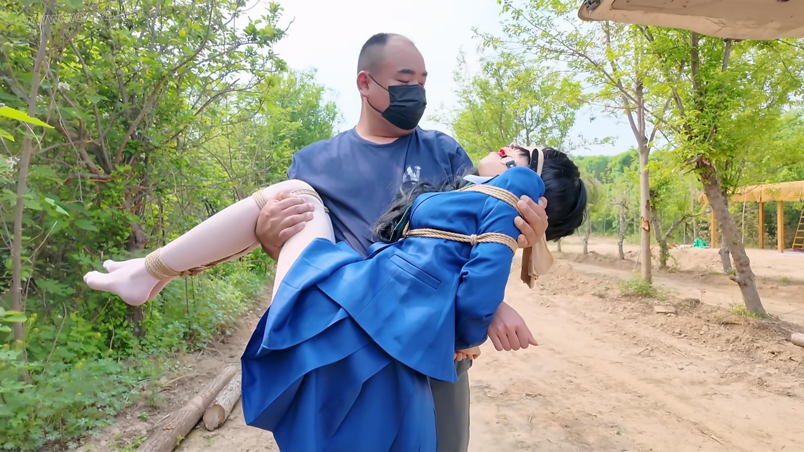 佳佳雅倩主演-《名侦探柯南》妃英理毛利兰母女遇袭之母女调教 预览图