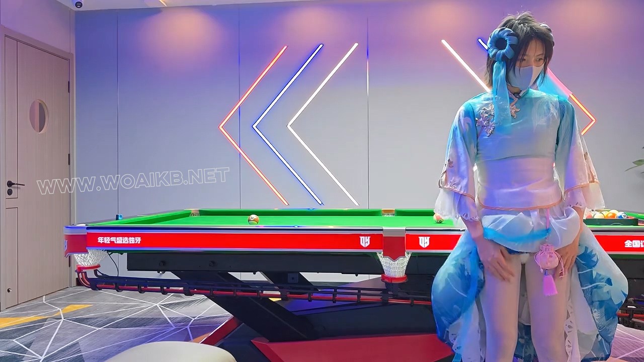 馨馨Cosplay西施出去玩,她非要再台球上碾压我一次,没办法只好让她穿着贝贝开着失控... 预览图