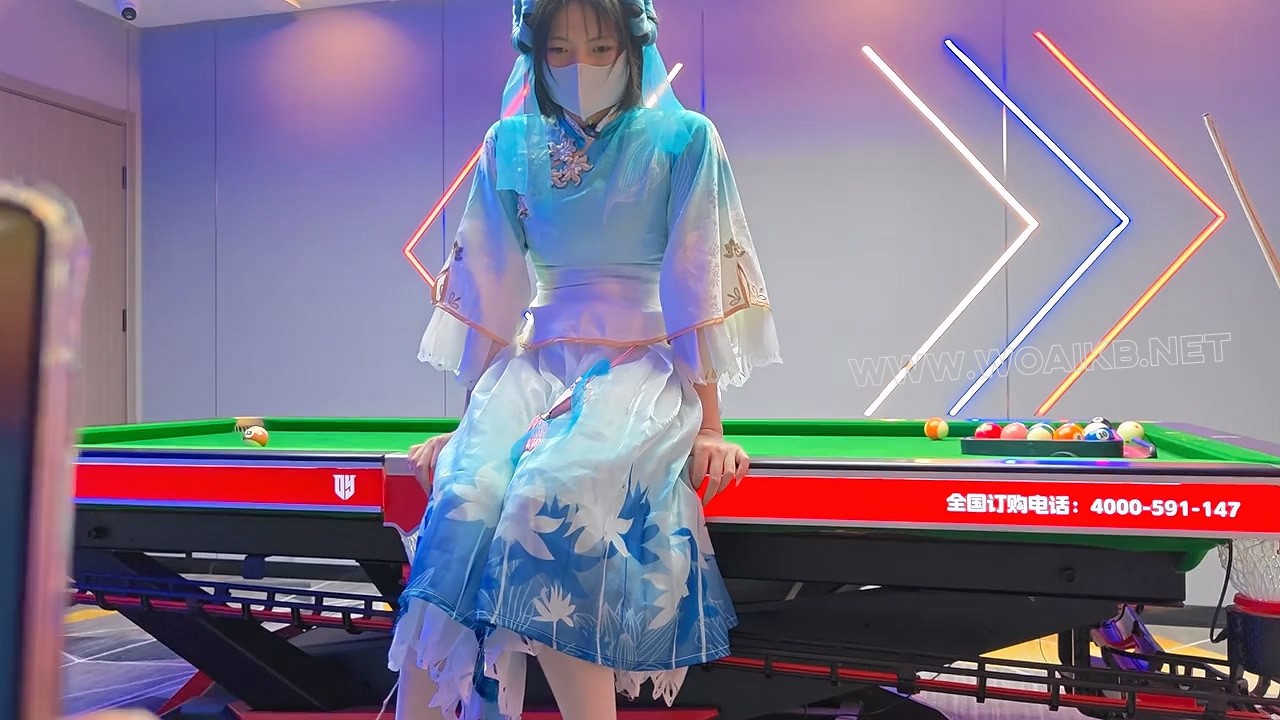 馨馨Cosplay西施出去玩,她非要再台球上碾压我一次,没办法只好让她穿着贝贝开着失控... 预览图