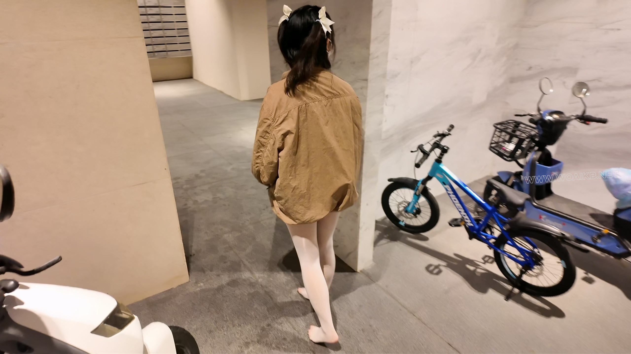 《雨天海砂白丝光脚舞蹈服露出强高》- 海砂——室外下雨露出强高一字马放置 预览图
