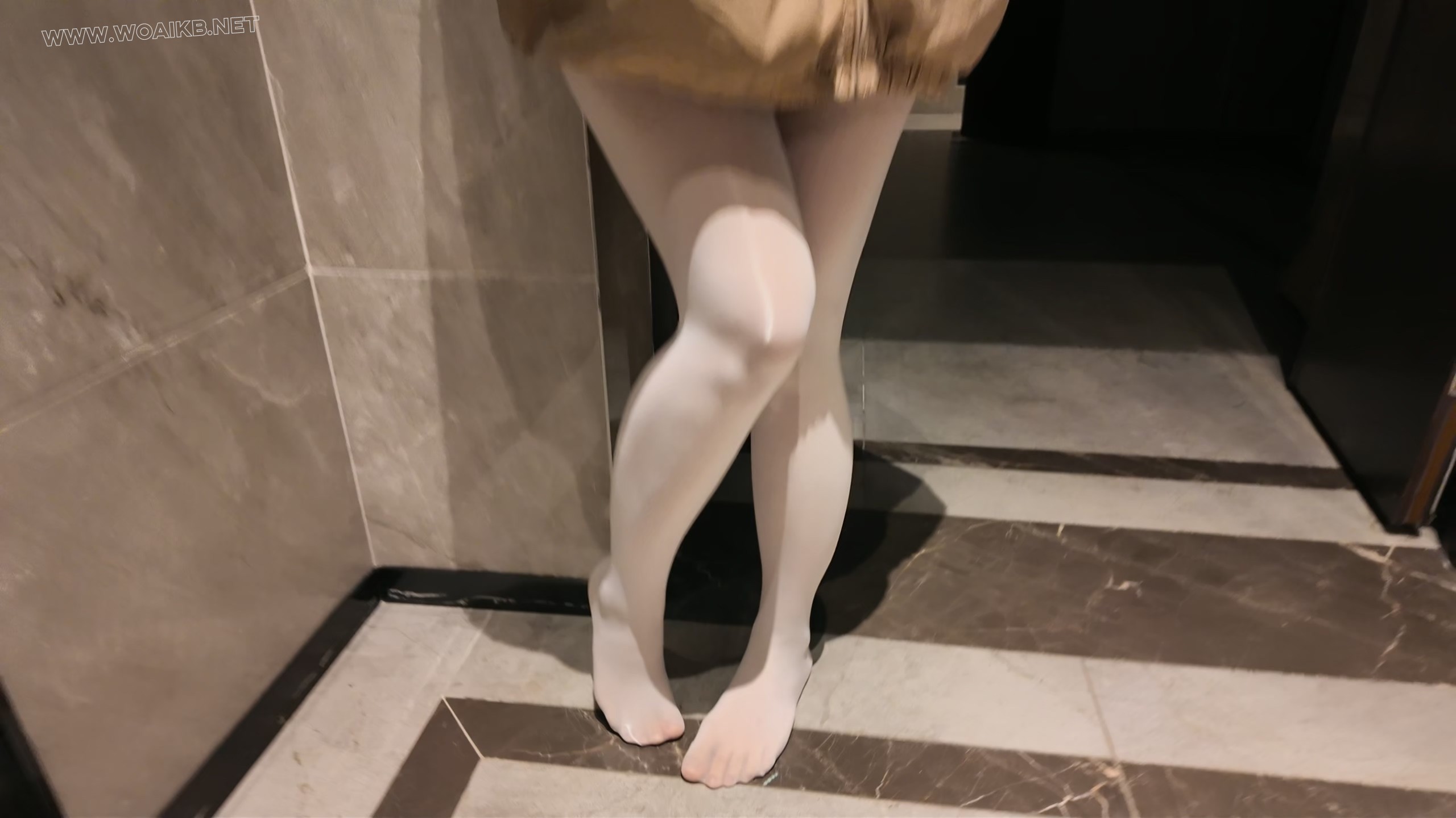 《雨天海砂白丝光脚舞蹈服露出强高》- 海砂——室外下雨露出强高一字马放置 预览图