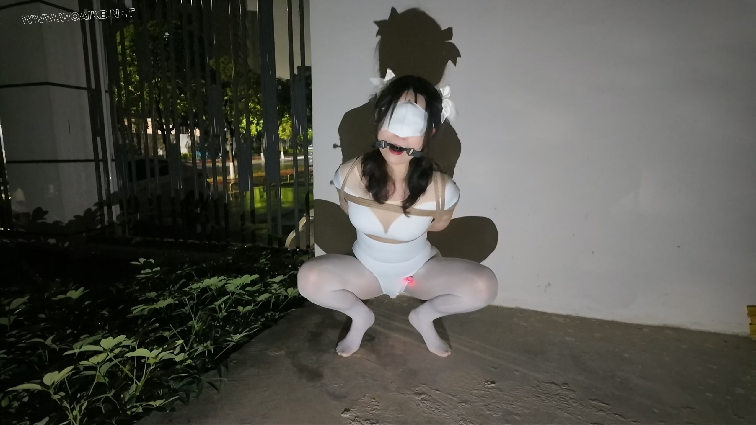 《雨天海砂白丝光脚舞蹈服露出强高》- 海砂——室外下雨露出强高一字马放置 预览图