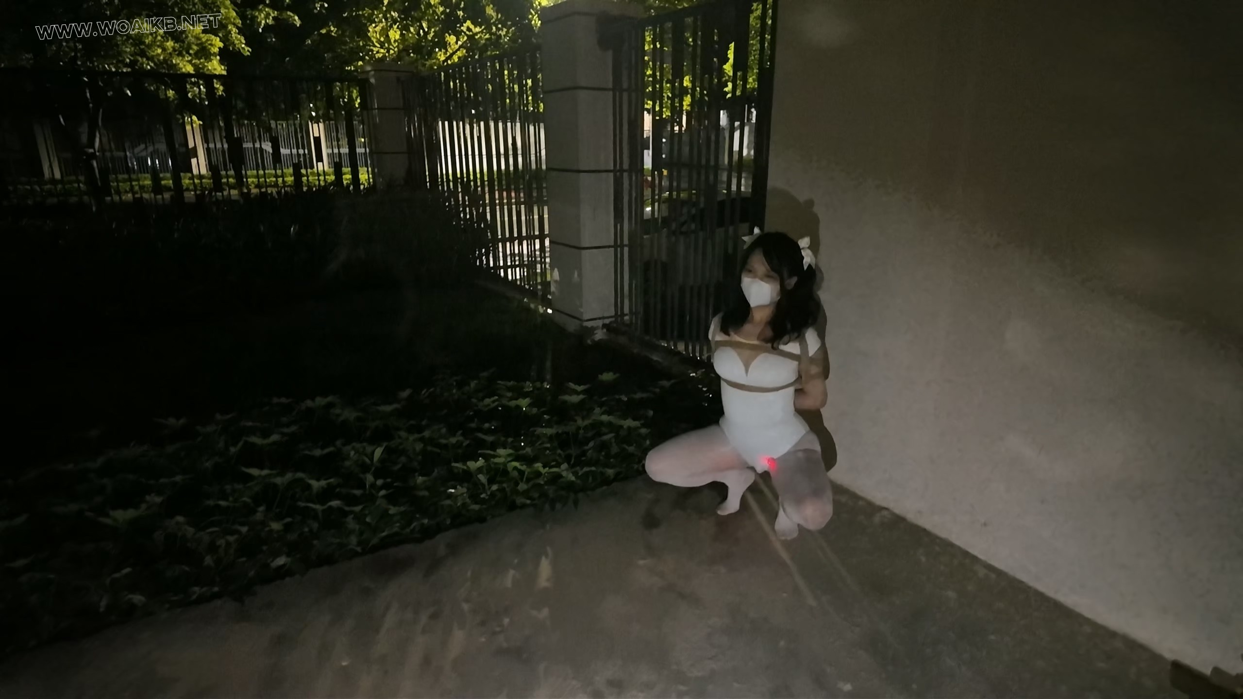 《雨天海砂白丝光脚舞蹈服露出强高》- 海砂——室外下雨露出强高一字马放置 预览图
