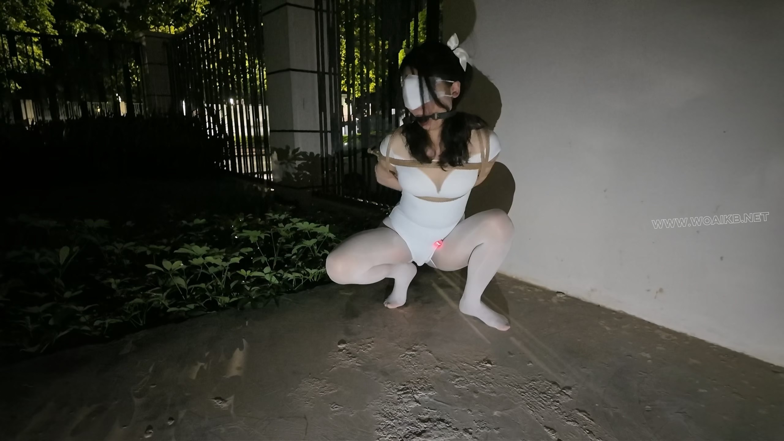 《雨天海砂白丝光脚舞蹈服露出强高》- 海砂——室外下雨露出强高一字马放置 预览图