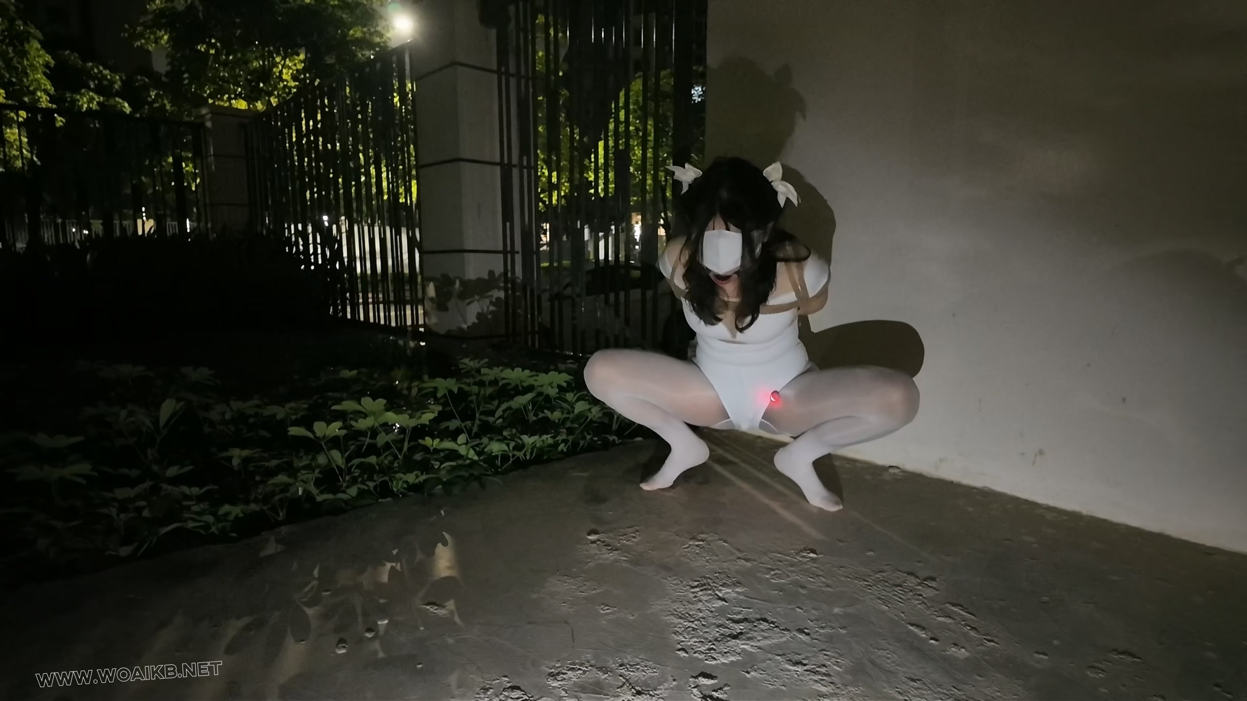 《雨天海砂白丝光脚舞蹈服露出强高》- 海砂——室外下雨露出强高一字马放置 预览图