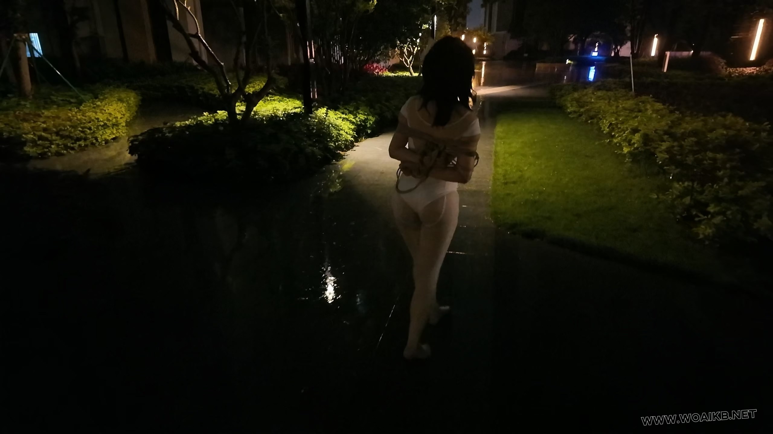 《雨天海砂白丝光脚舞蹈服露出强高》- 海砂——室外下雨露出强高一字马放置 预览图