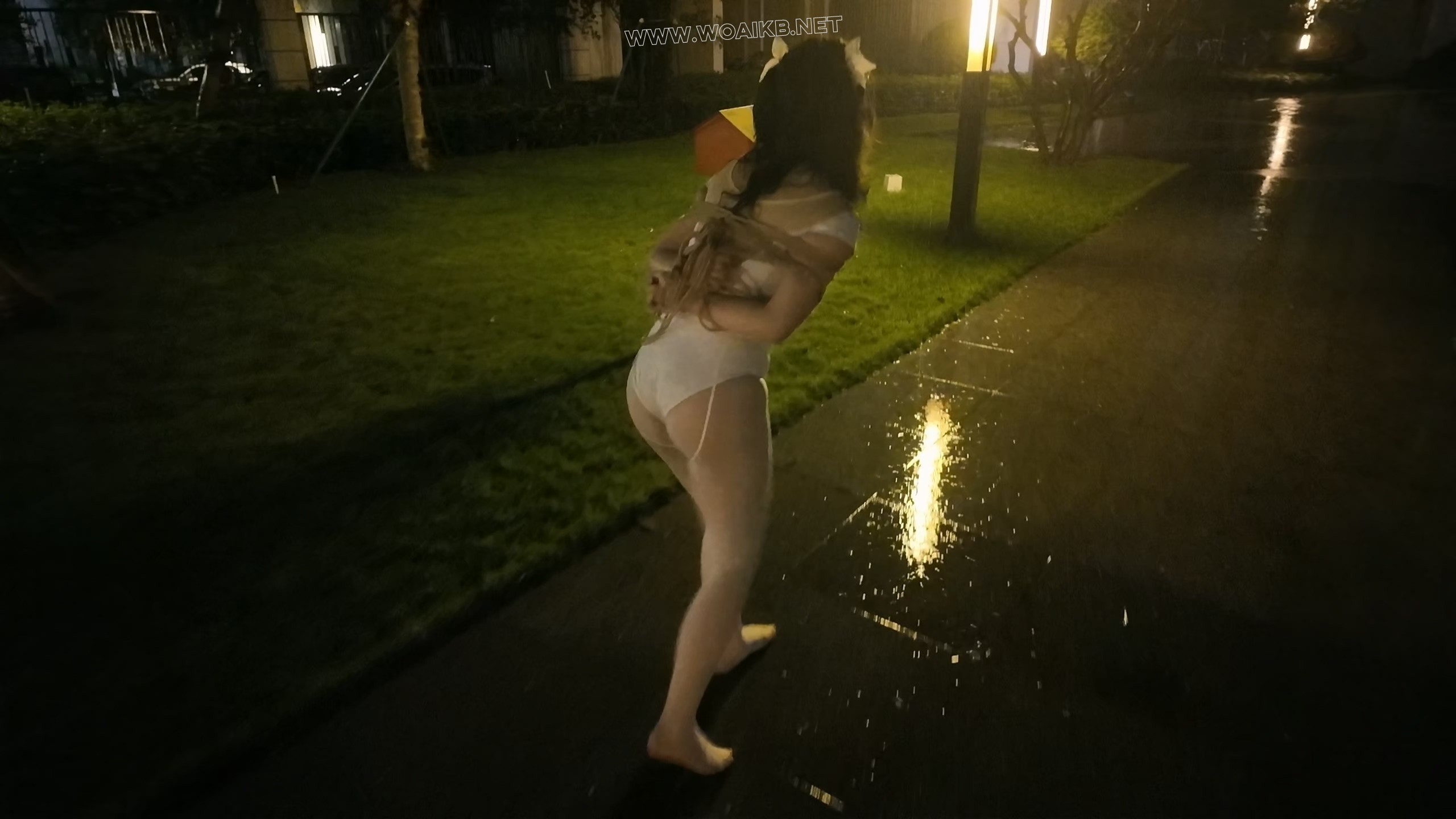 《雨天海砂白丝光脚舞蹈服露出强高》- 海砂——室外下雨露出强高一字马放置 预览图