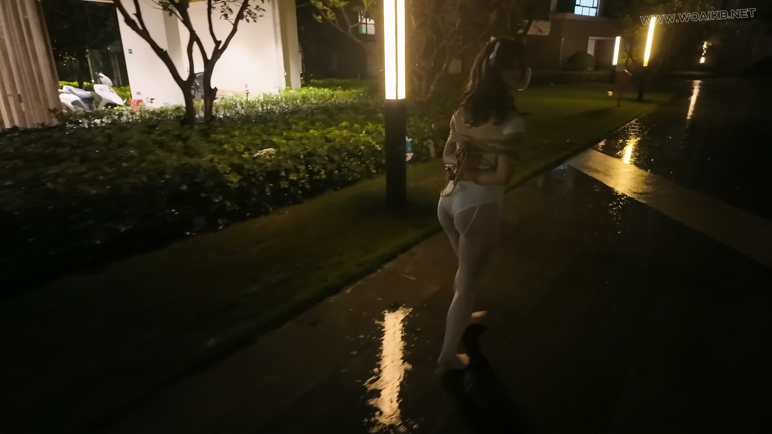 《雨天海砂白丝光脚舞蹈服露出强高》- 海砂——室外下雨露出强高一字马放置 预览图