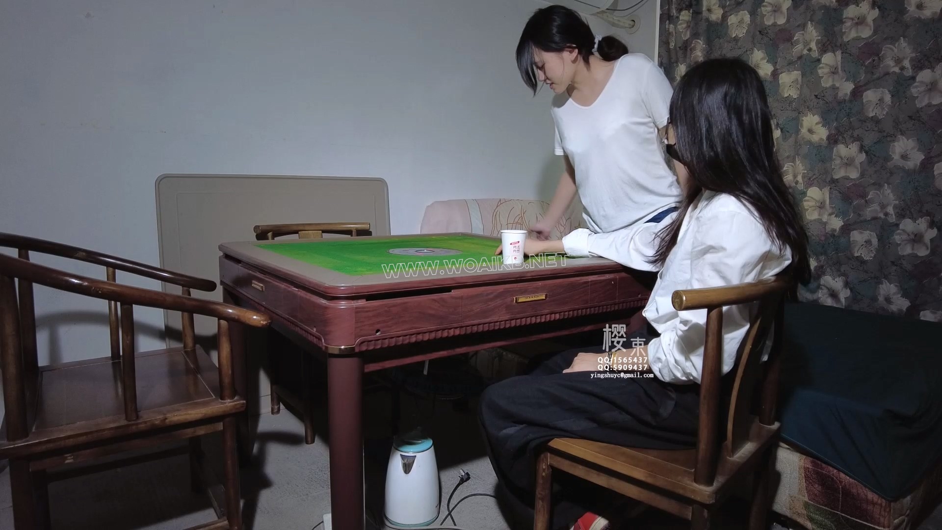 麻将桌上M腿捆绑固定玩掷骰子比大小的游戏挠痒电击折磨！棒棒震动刺激强G羞辱！ 《... 预览图
