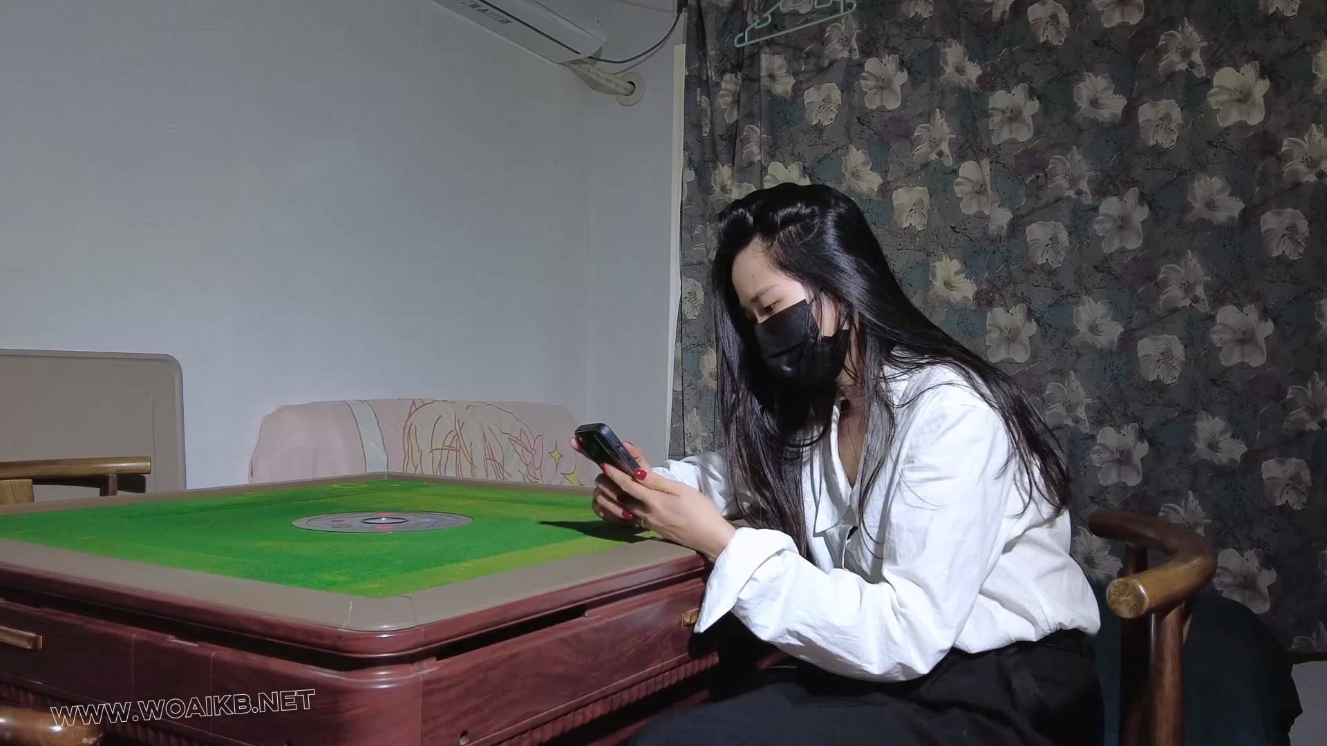 麻将桌上M腿捆绑固定玩掷骰子比大小的游戏挠痒电击折磨！棒棒震动刺激强G羞辱！ 《... 封面图