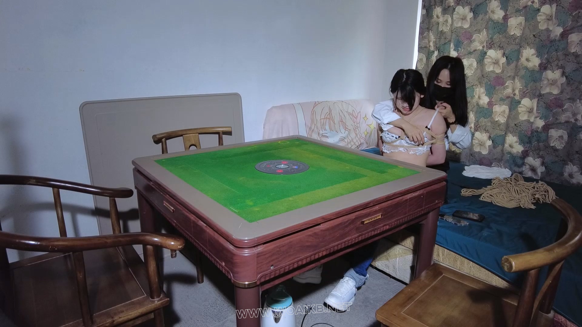 麻将桌上M腿捆绑固定玩掷骰子比大小的游戏挠痒电击折磨！棒棒震动刺激强G羞辱！ 《... 预览图