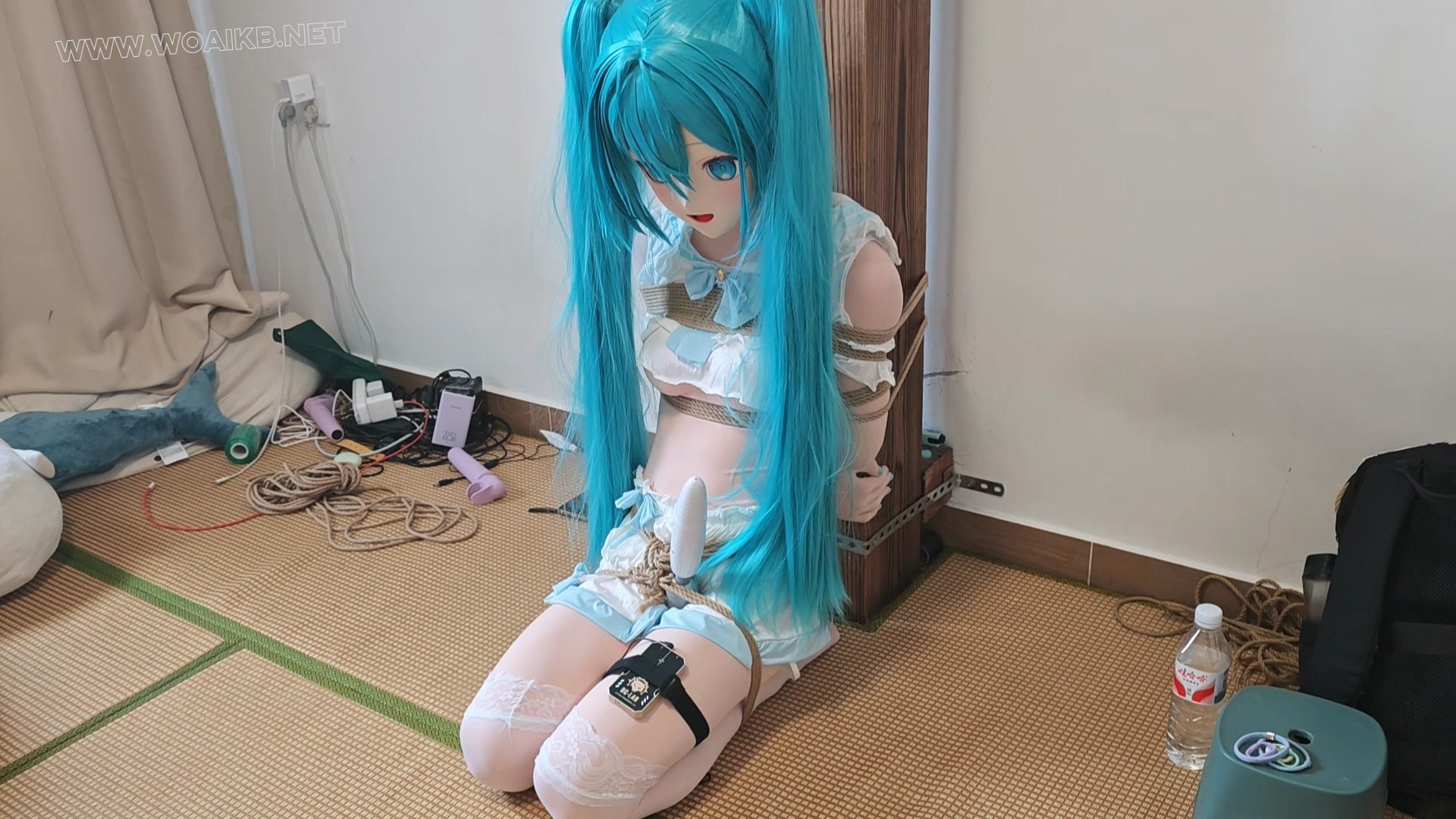 kigurumi捆绑调教~把初音绑到柱子上强制跪坐，紧缚，玩弄 预览图
