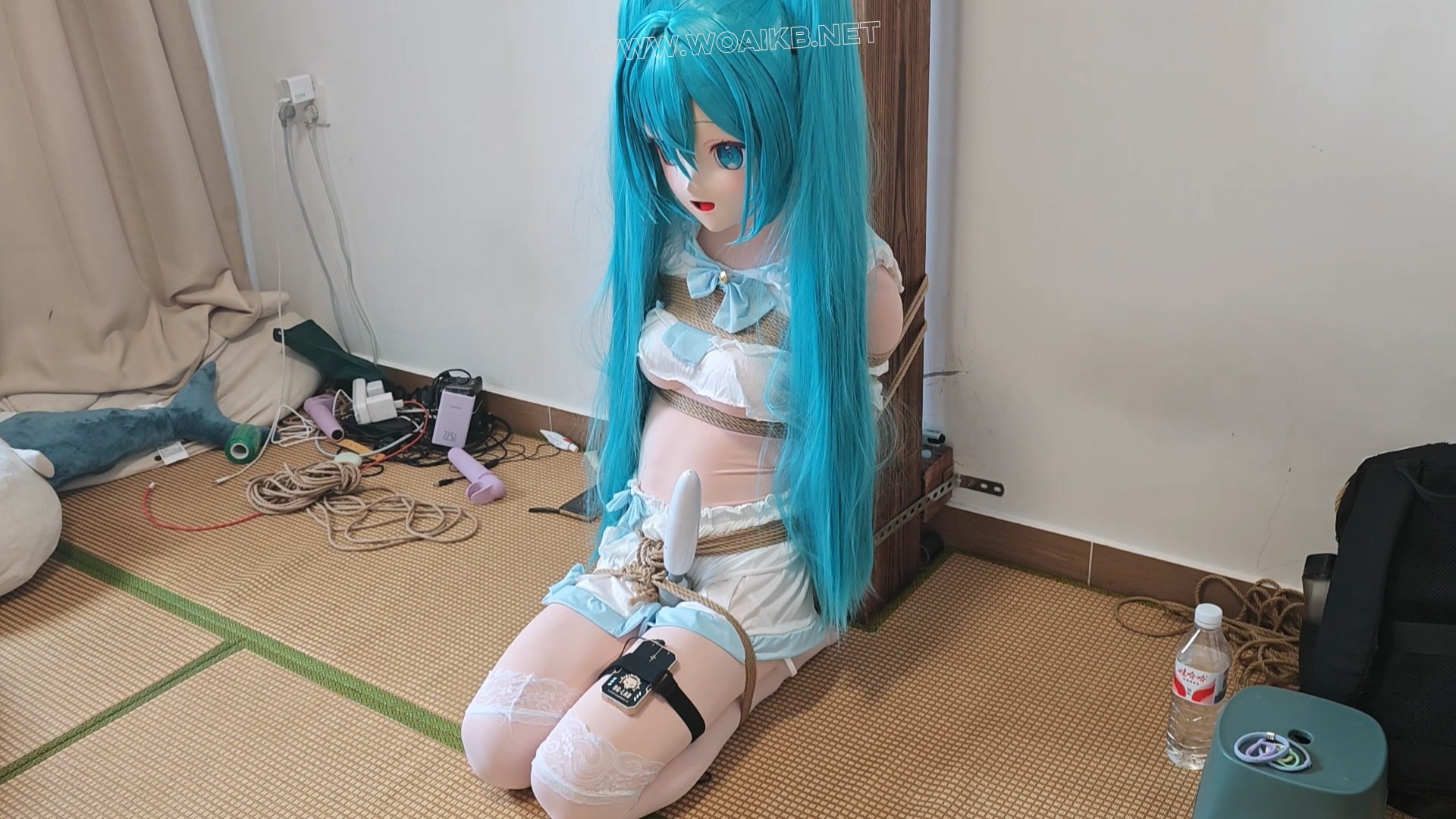 kigurumi捆绑调教~把初音绑到柱子上强制跪坐，紧缚，玩弄 预览图
