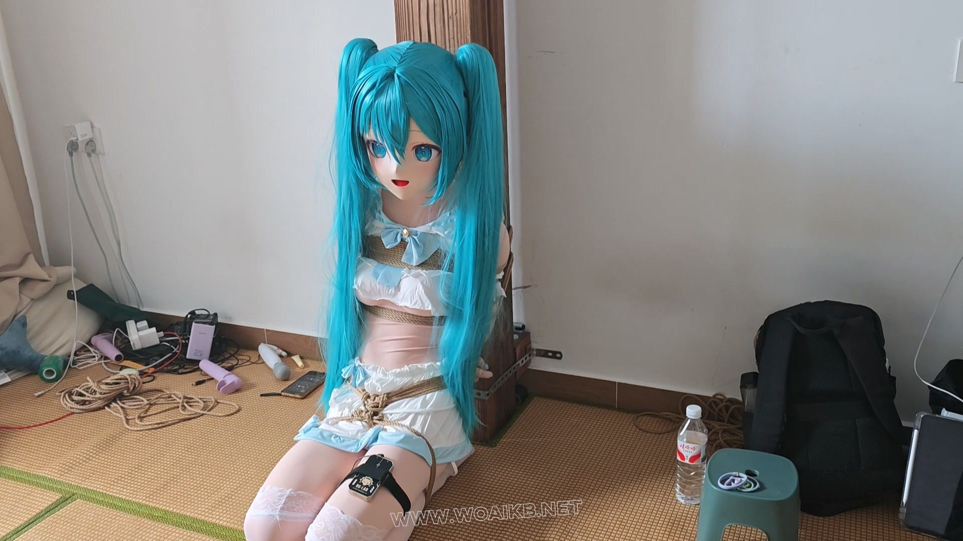 kigurumi捆绑调教~把初音绑到柱子上强制跪坐，紧缚，玩弄 预览图