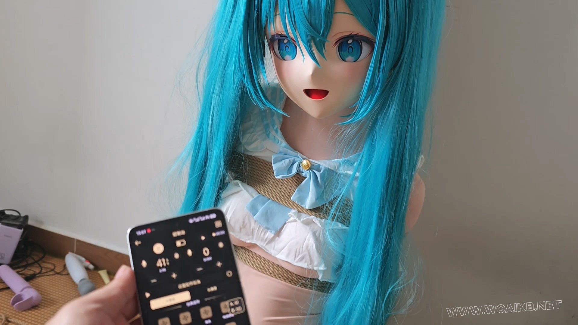 kigurumi捆绑调教~把初音绑到柱子上强制跪坐，紧缚，玩弄 预览图