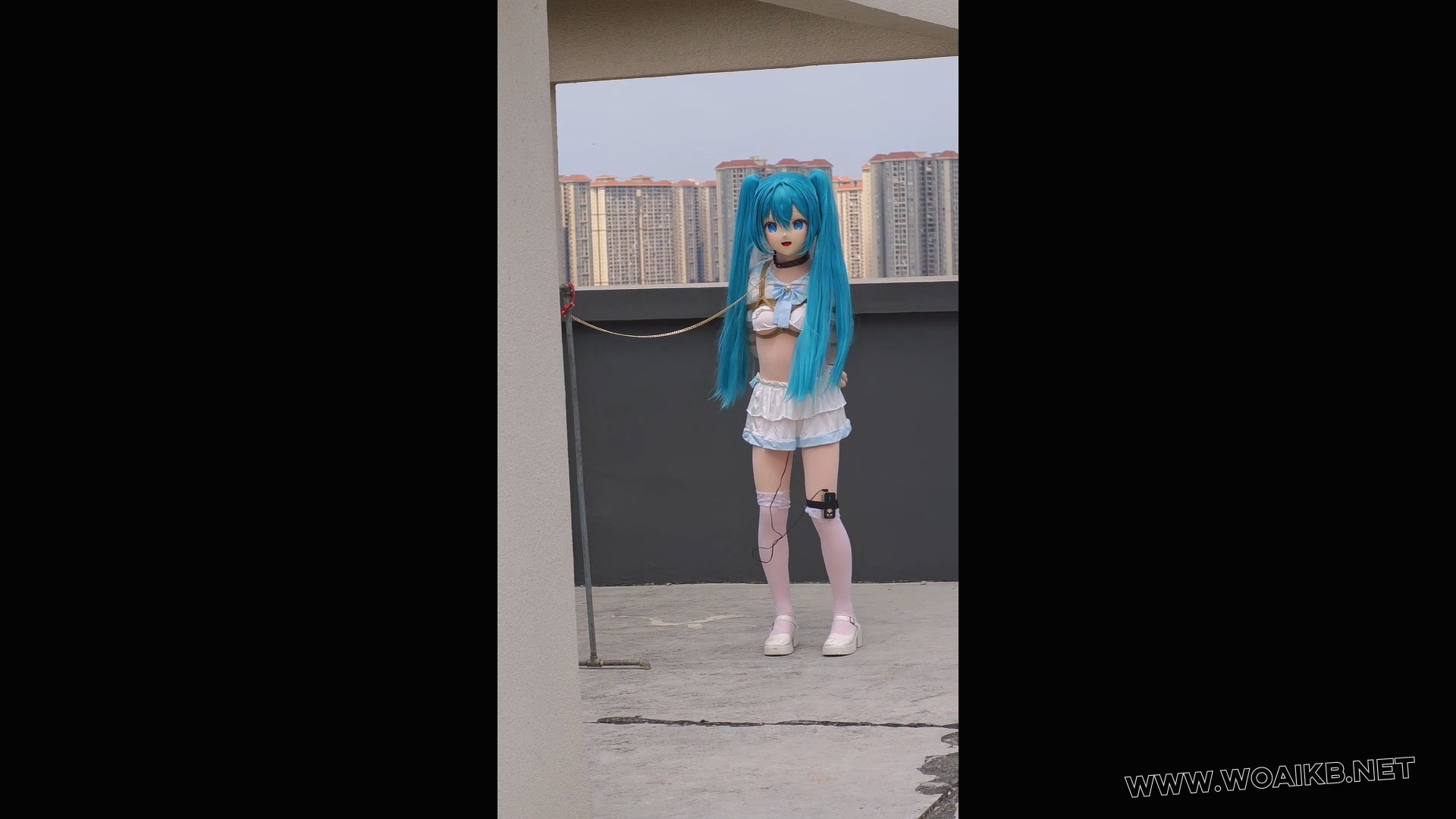 kigurumi捆绑调教~把初音绑到柱子上强制跪坐，紧缚，玩弄 预览图