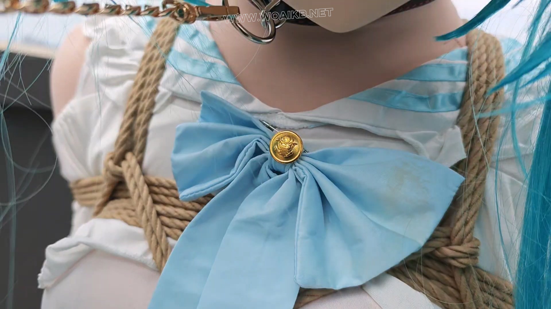 kigurumi捆绑调教~把初音绑到柱子上强制跪坐，紧缚，玩弄 预览图