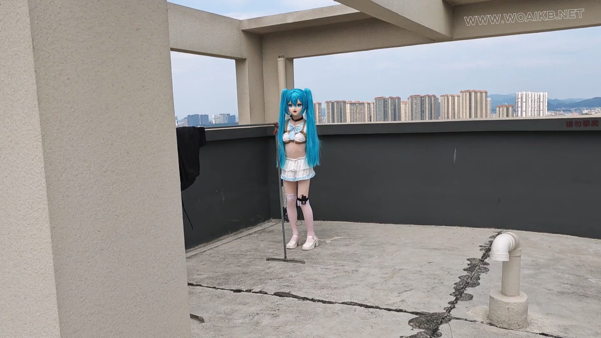 kigurumi捆绑调教~把初音绑到柱子上强制跪坐，紧缚，玩弄 预览图