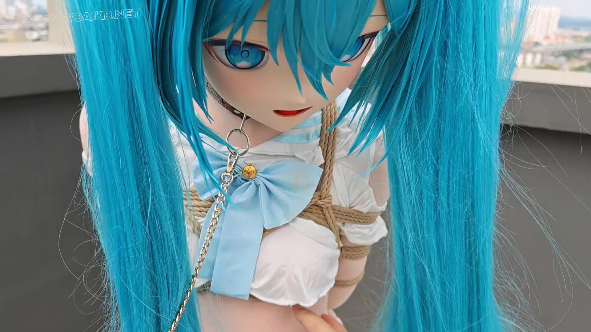 kigurumi捆绑调教~把初音绑到柱子上强制跪坐，紧缚，玩弄 预览图