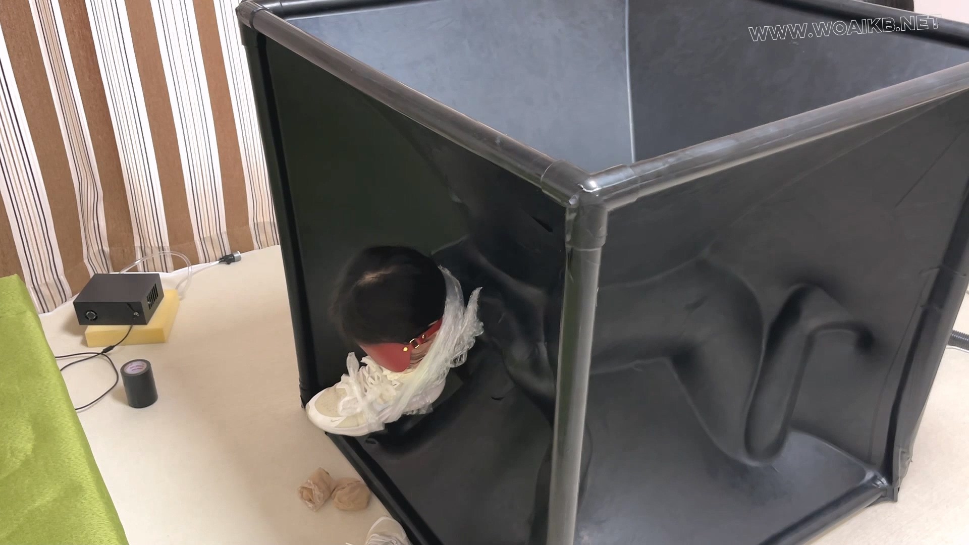 颜老师虐女m力作！女贼落入颜老师的乳胶气味陷阱，乳胶真空悬空拘束，颜老师的原味... 预览图