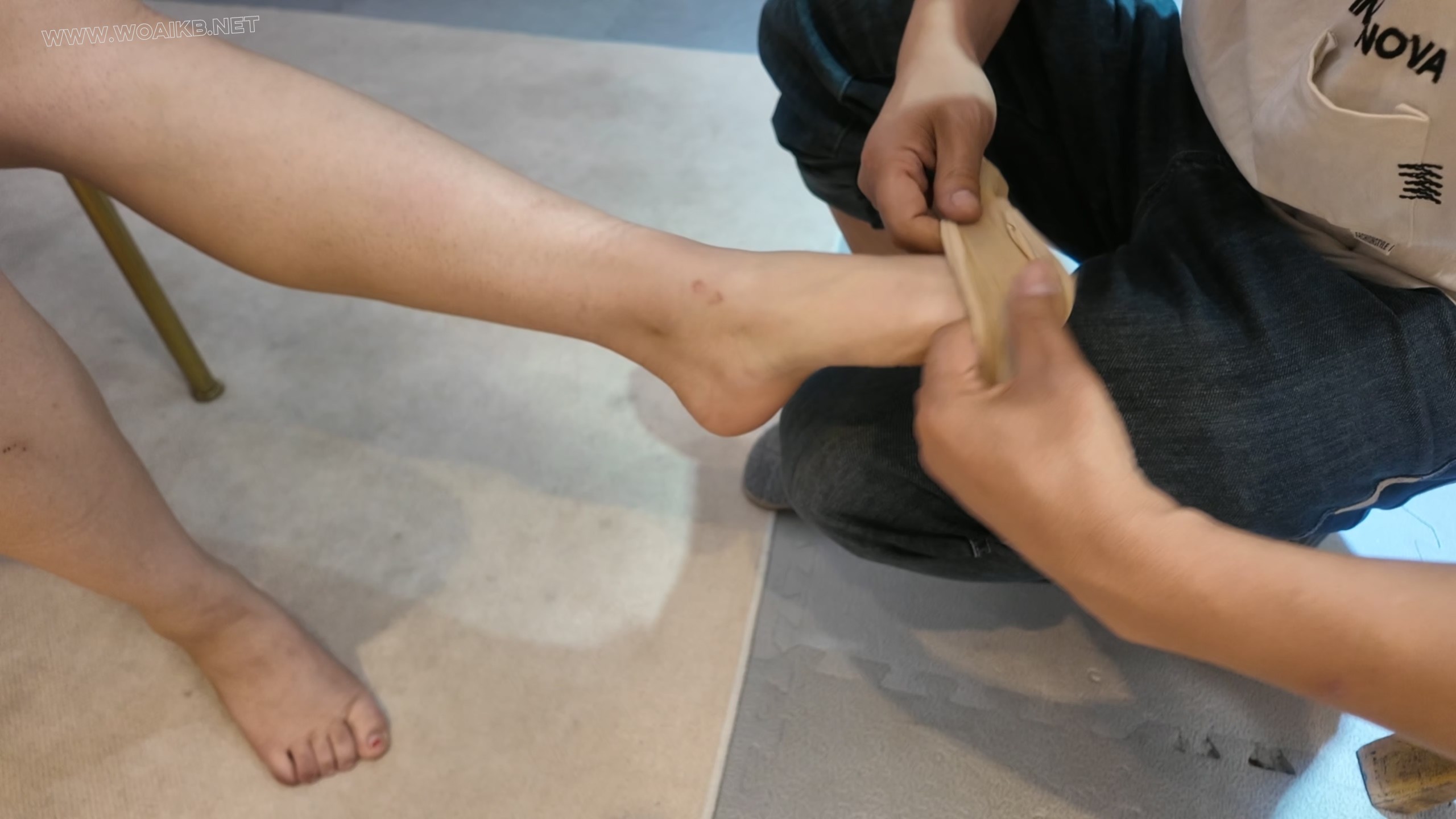 捆绑小骚货 骑傅 日式 蟹腿 玩胸 皮鞭 心灵访谈 挠脚心痛哭 预览图