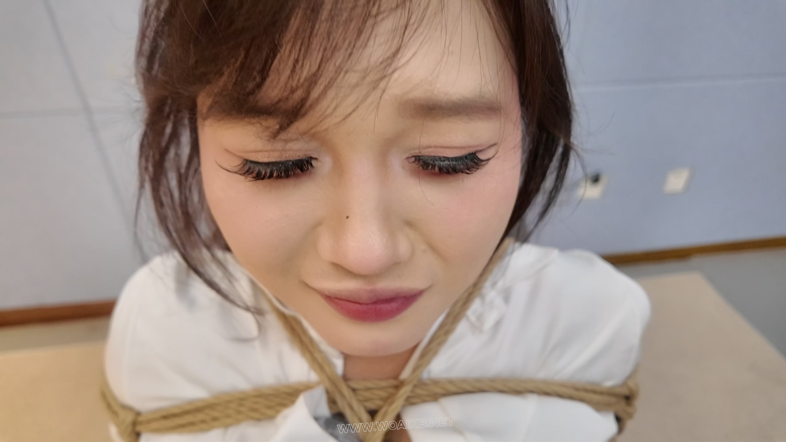 捆绑小骚货 骑傅 日式 蟹腿 玩胸 皮鞭 心灵访谈 挠脚心痛哭 预览图