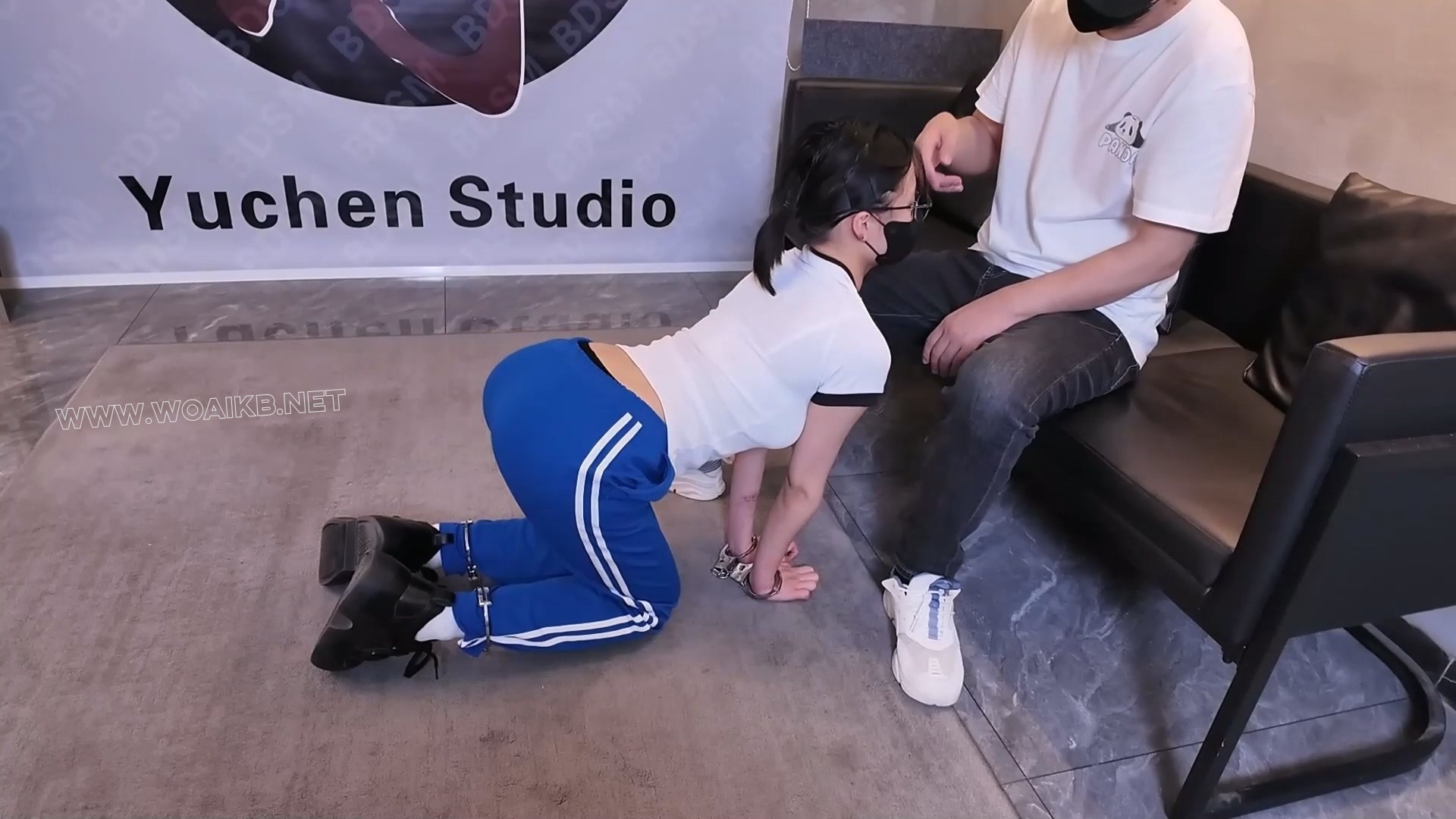 凌辱女会计【第二部】上 紧身运动装 手铐脚镣 四眼母G 闷骚女会计 羞辱玩弄 楼梯爬... 预览图
