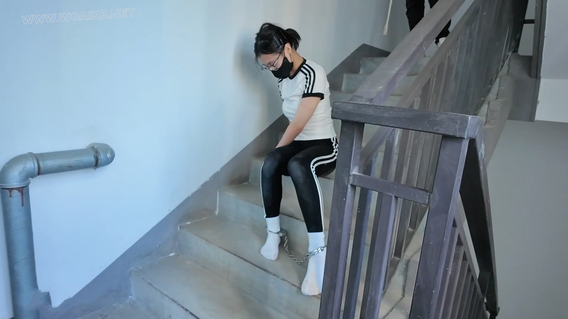 凌辱女会计【第二部】上 紧身运动装 手铐脚镣 四眼母G 闷骚女会计 羞辱玩弄 楼梯爬... 预览图