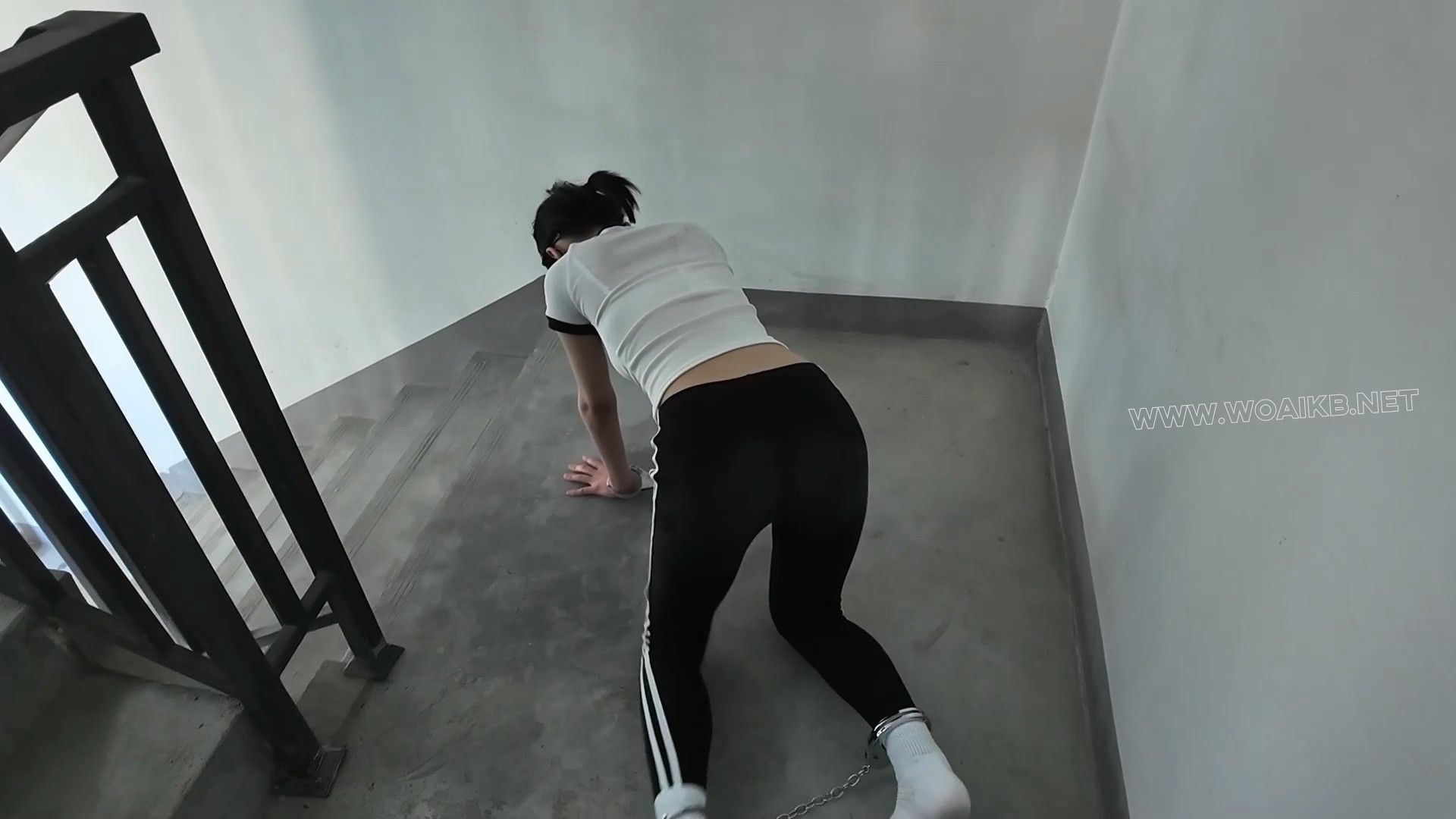 凌辱女会计【第二部】上 紧身运动装 手铐脚镣 四眼母G 闷骚女会计 羞辱玩弄 楼梯爬... 预览图
