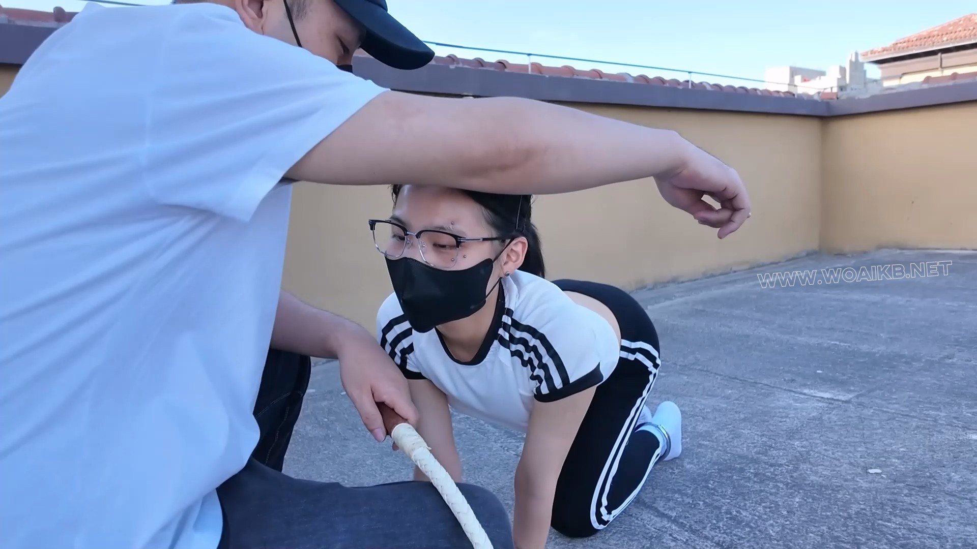 凌辱女会计【第二部】上 紧身运动装 手铐脚镣 四眼母G 闷骚女会计 羞辱玩弄 楼梯爬... 预览图