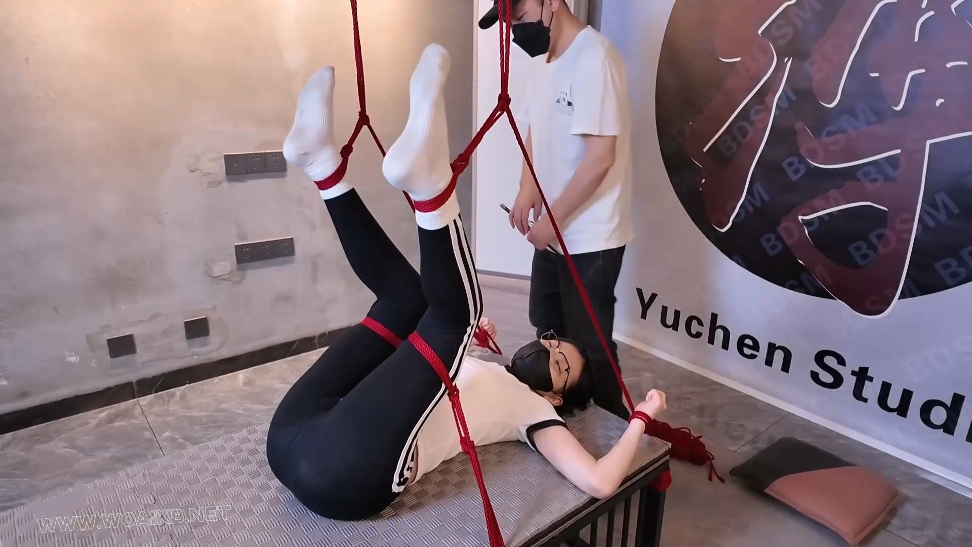 凌辱女会计【第二部】上 紧身运动装 手铐脚镣 四眼母G 闷骚女会计 羞辱玩弄 楼梯爬... 预览图