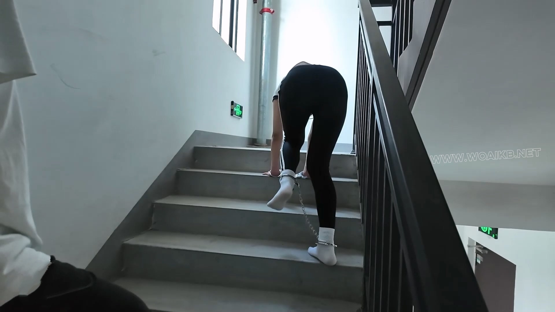 凌辱女会计【第二部】上 紧身运动装 手铐脚镣 四眼母G 闷骚女会计 羞辱玩弄 楼梯爬... 预览图
