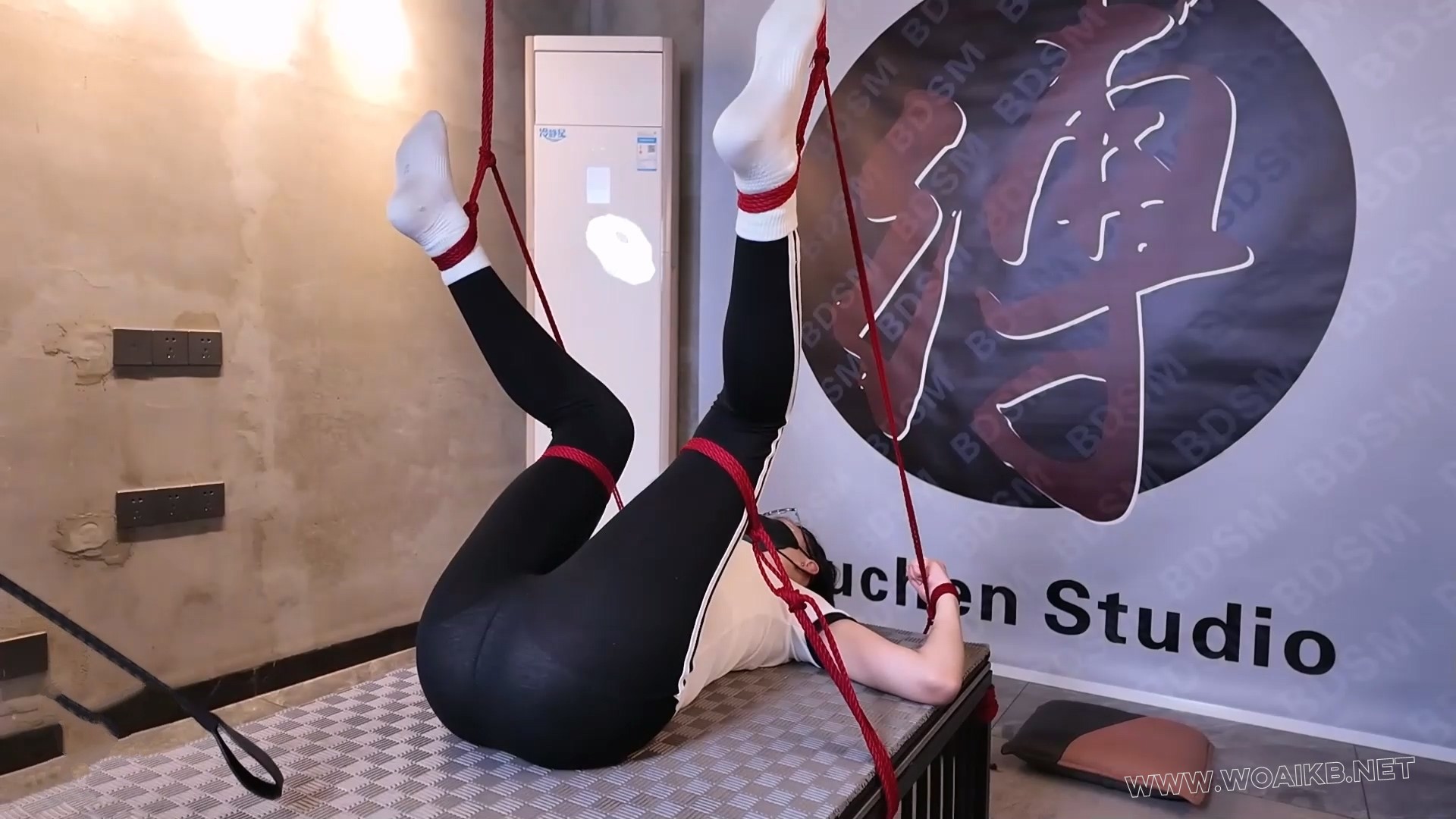 凌辱女会计【第二部】上 紧身运动装 手铐脚镣 四眼母G 闷骚女会计 羞辱玩弄 楼梯爬... 预览图