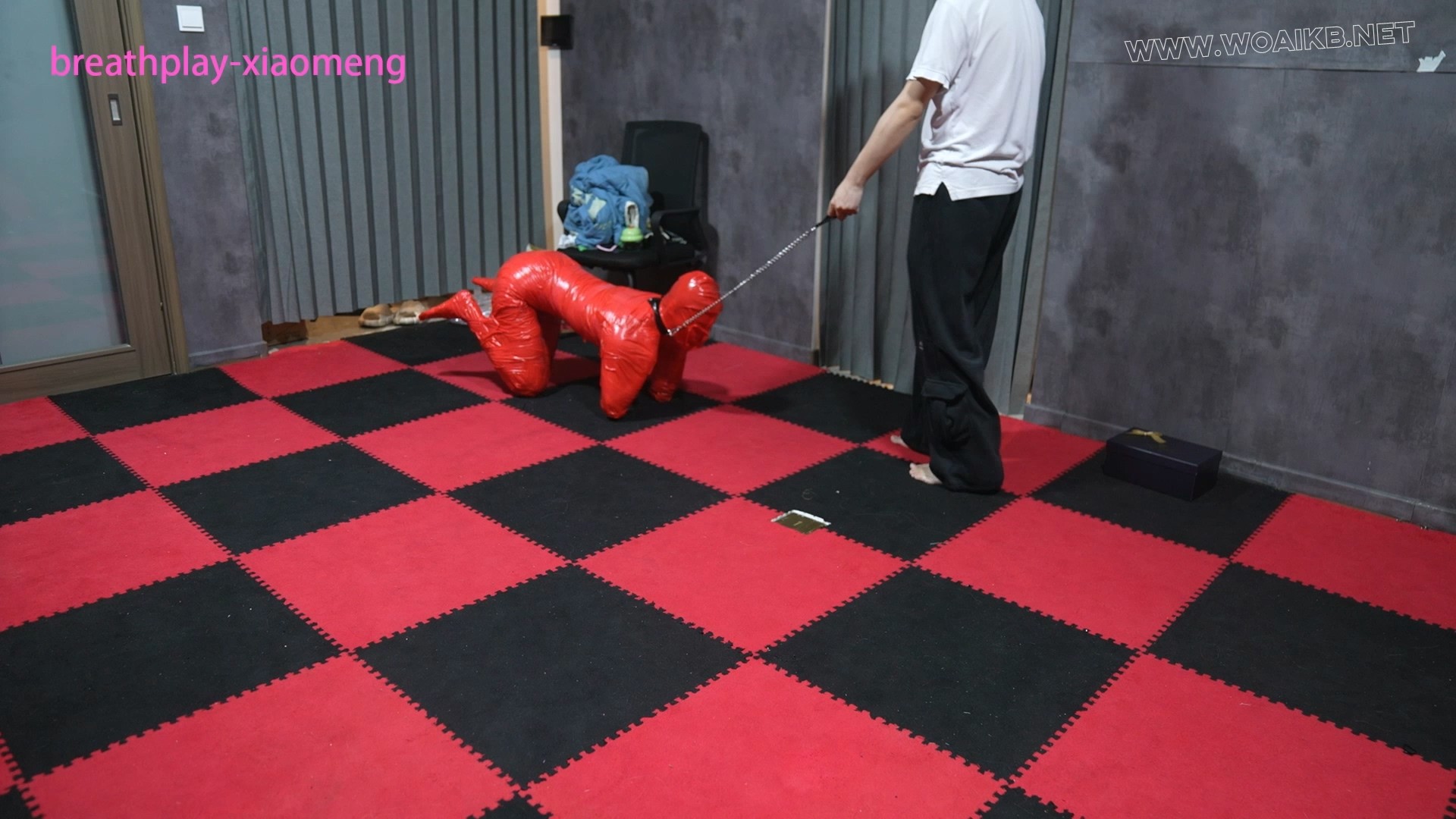 【小萌同学】小御的K9针孔头套极限呼吸控制紫唇，在呼吸抑制的情况下达到极限！，... 预览图