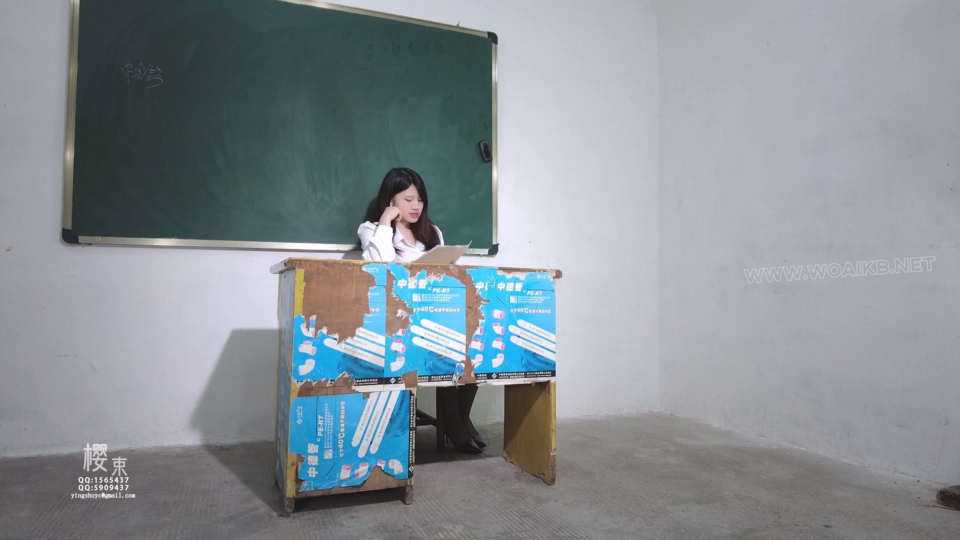 学生迷晕捆绑报复老师！扒衣露乳跳D棒棒刺激多次强G羞辱！老师自救挣扎摔倒无助呻... 封面图