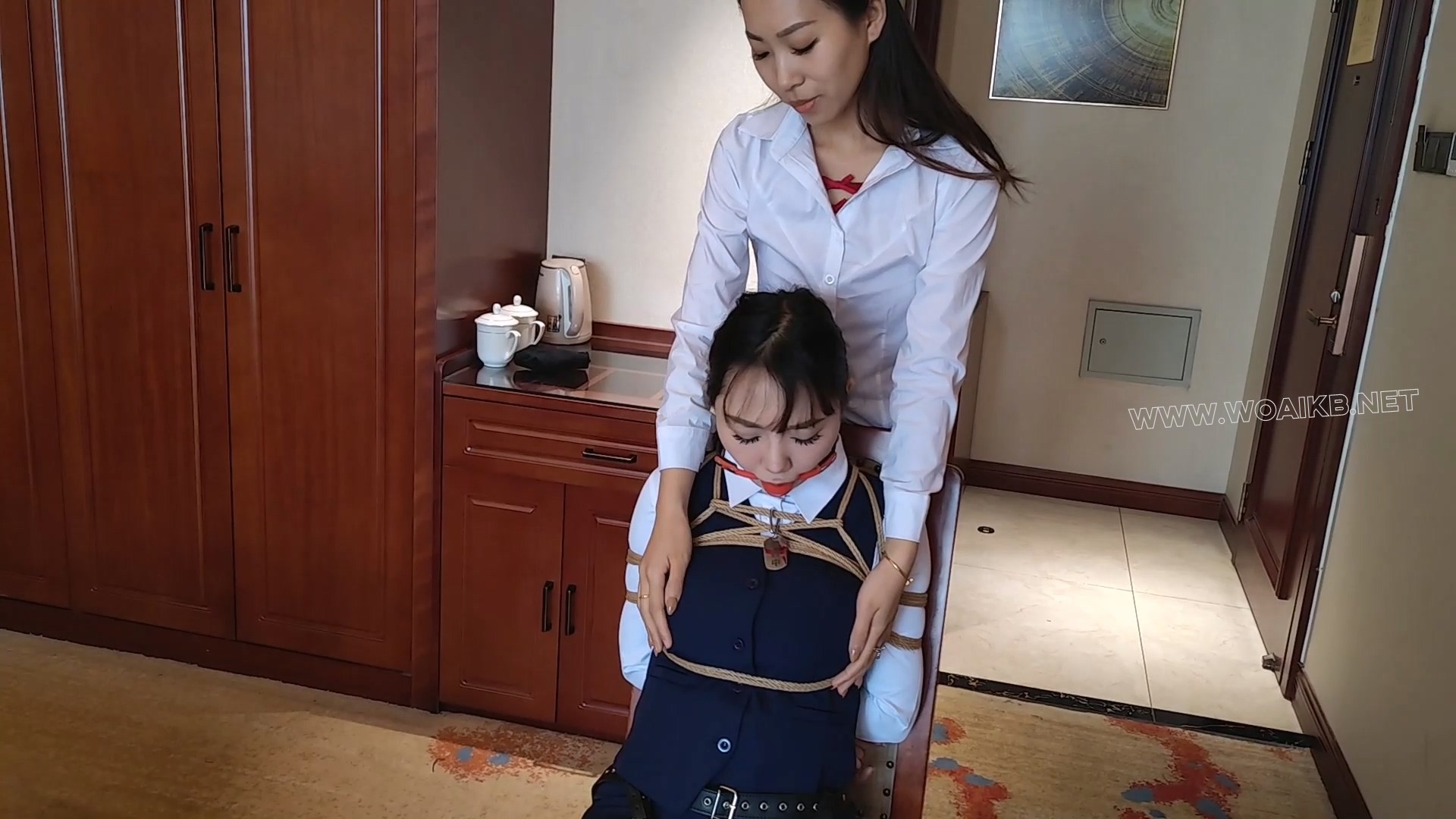 宣萱 诺米 女老板调叫小秘书 塞大口求 口水横流 震动到昏迷过去 预览图