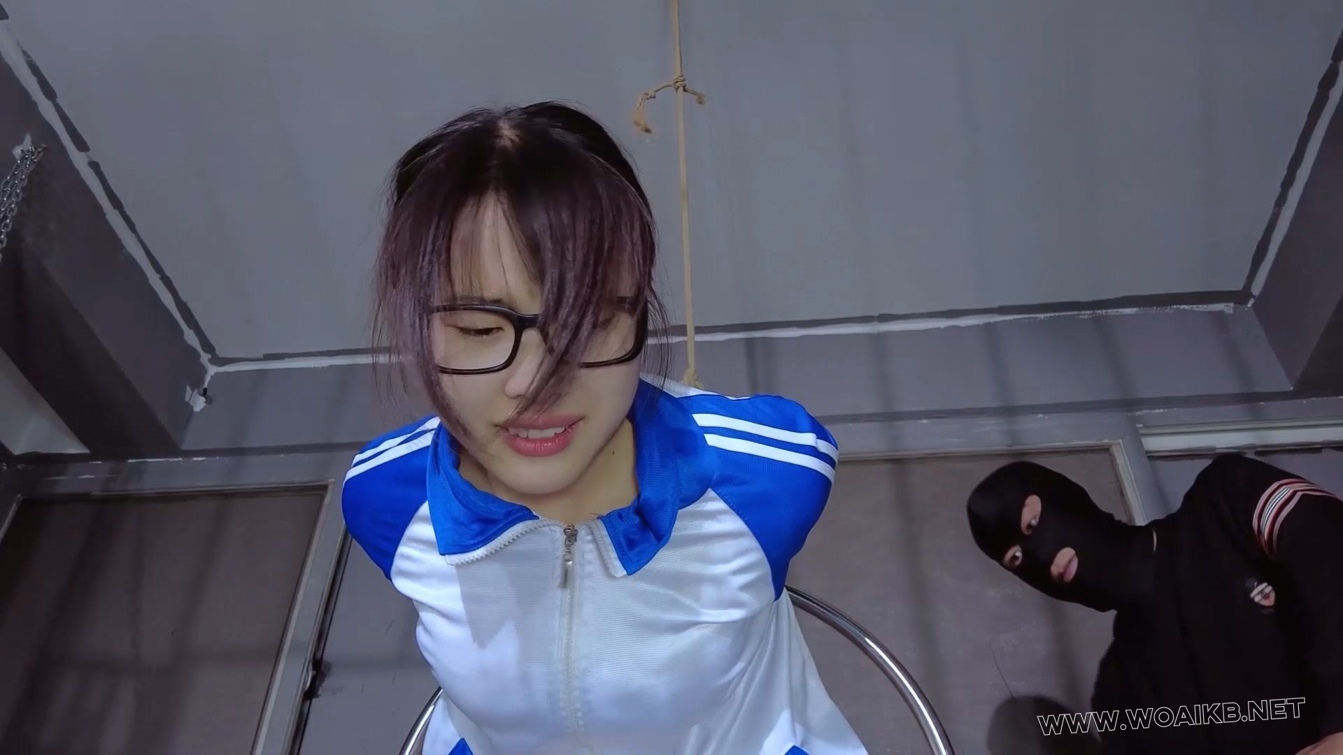 变态歹徒囚禁女学生固定木咖上扒裤子强她！皮鞭狠狠抽打滴蜡灌肠折磨！炮机疯狂输... 预览图