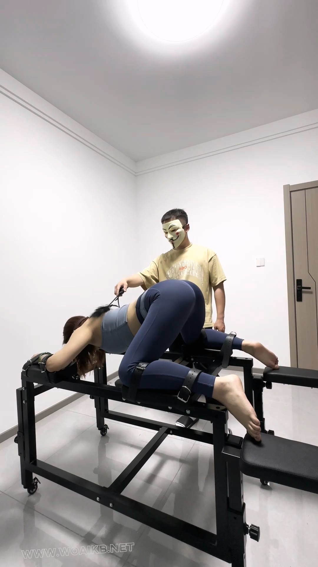 【把白嫩玉足瑜伽学员骗到了产床上固定住】钢圈扩口器+K9强开腿固定+羽毛滑全身+TK... 预览图
