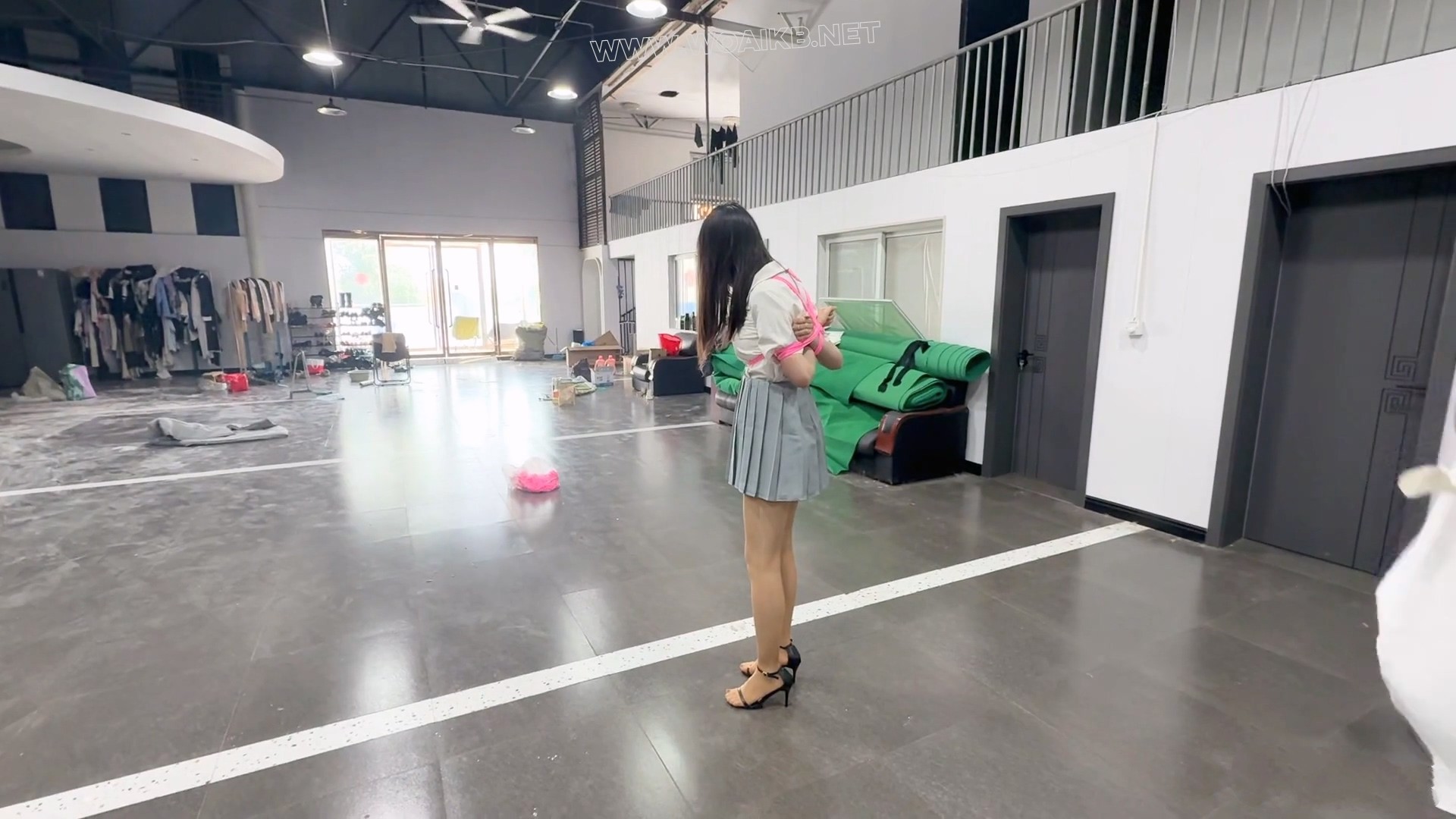 湿身学生妹高c露出 封面图