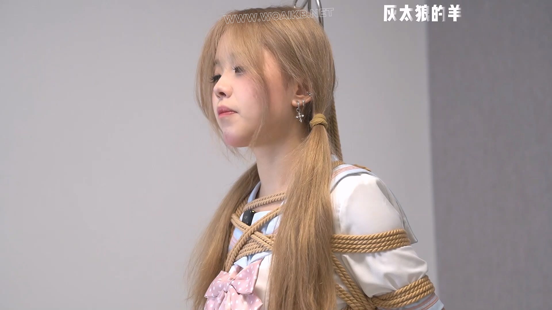甜美JK学妹误入绳室，初次体验悬挂吊缚被绑哭！【游戏＋扎带＋日式胸缚＋踮脚罚站... 预览图