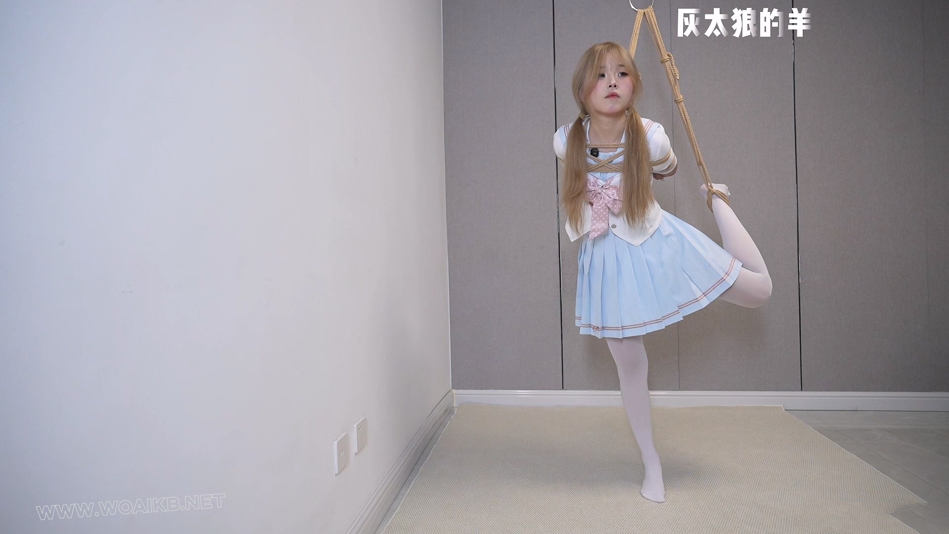 甜美JK学妹误入绳室，初次体验悬挂吊缚被绑哭！【游戏＋扎带＋日式胸缚＋踮脚罚站... 预览图