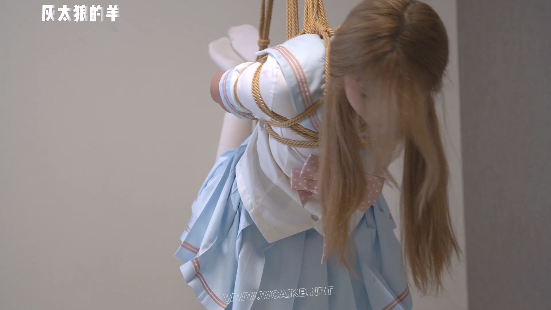 甜美JK学妹误入绳室，初次体验悬挂吊缚被绑哭！【游戏＋扎带＋日式胸缚＋踮脚罚站... 预览图