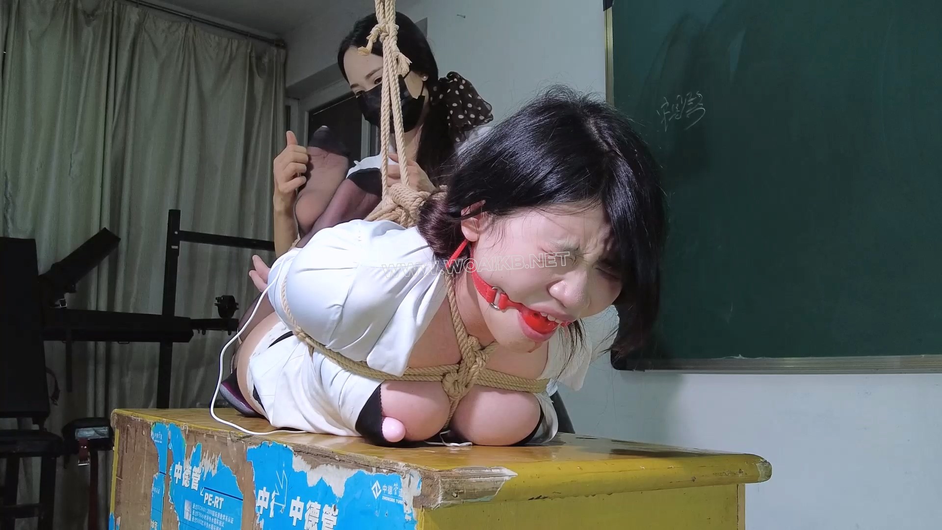 老师被学生驷马捆绑在讲台上疯狂挠痒痒抽打屁屁折磨！棒棒刺激强G羞辱！戴口球头套... 预览图