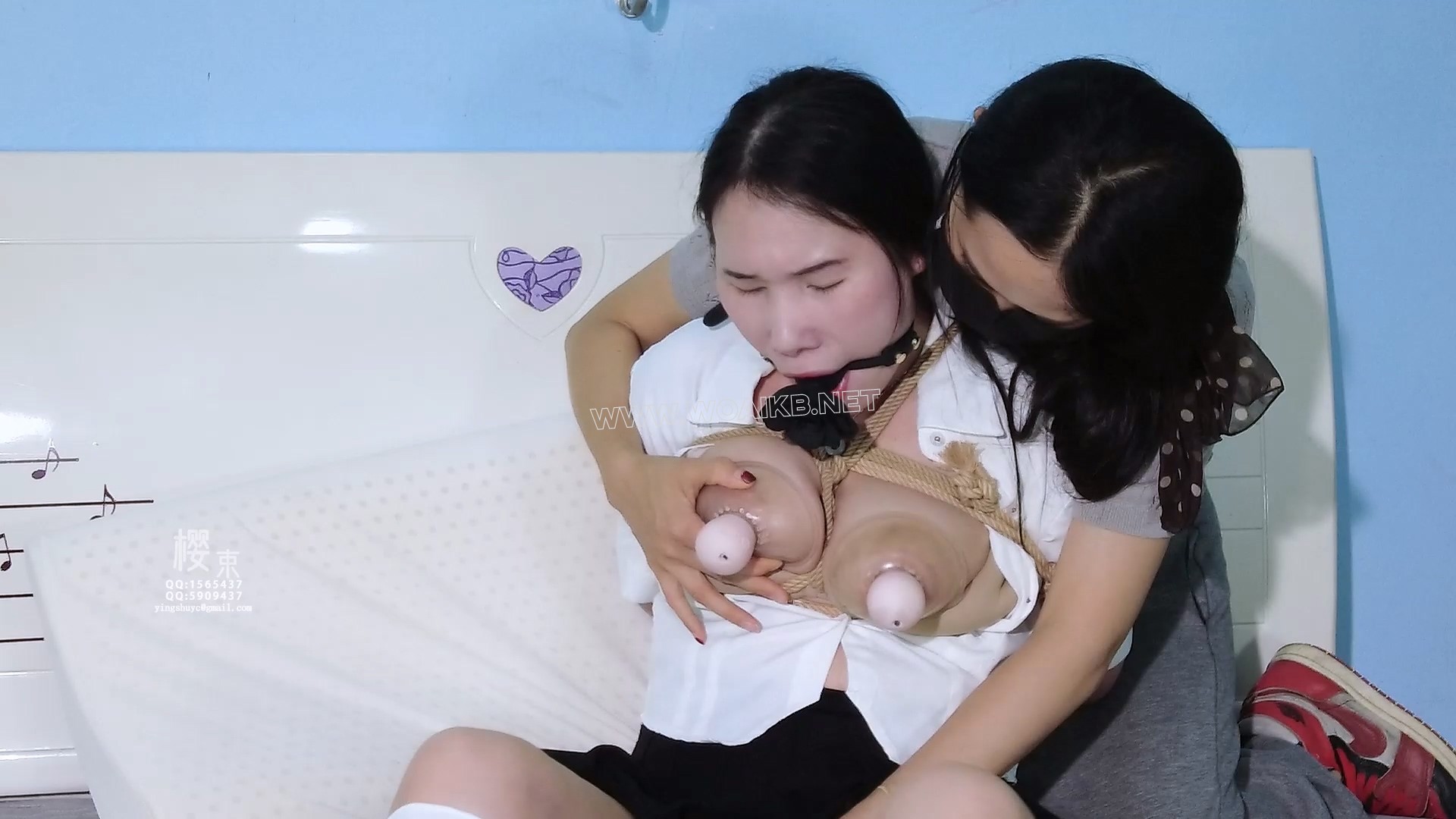 拿闺蜜抵债！团缚捆绑丝袜塞嘴套头固定闻臭鞋！挠痒白袜脚心逼问钱财！棒棒跳D调J... 预览图