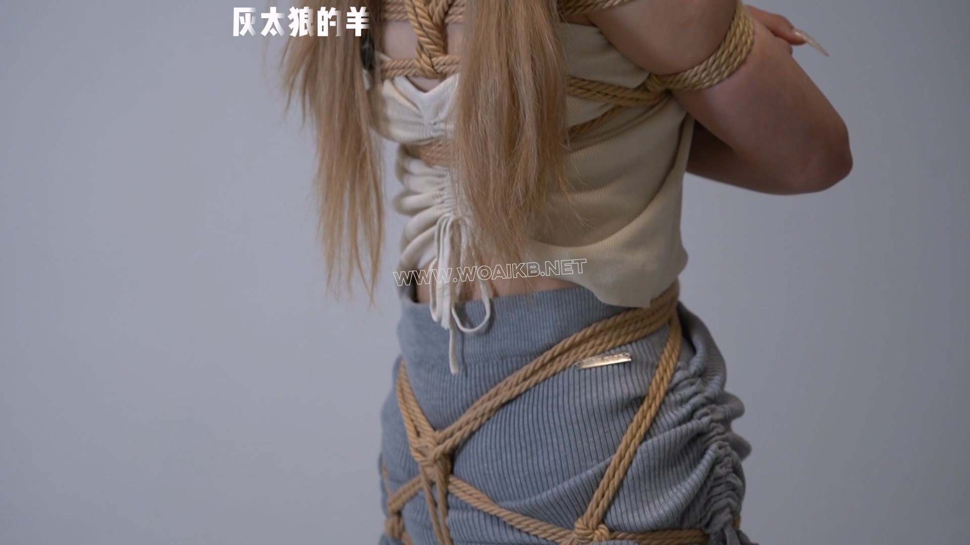 双马尾少女甜甜的捆绑体验记！踮脚罚站＋悬挂吊缚＋团缚，再叠加高强度挠痒，甜甜... 预览图