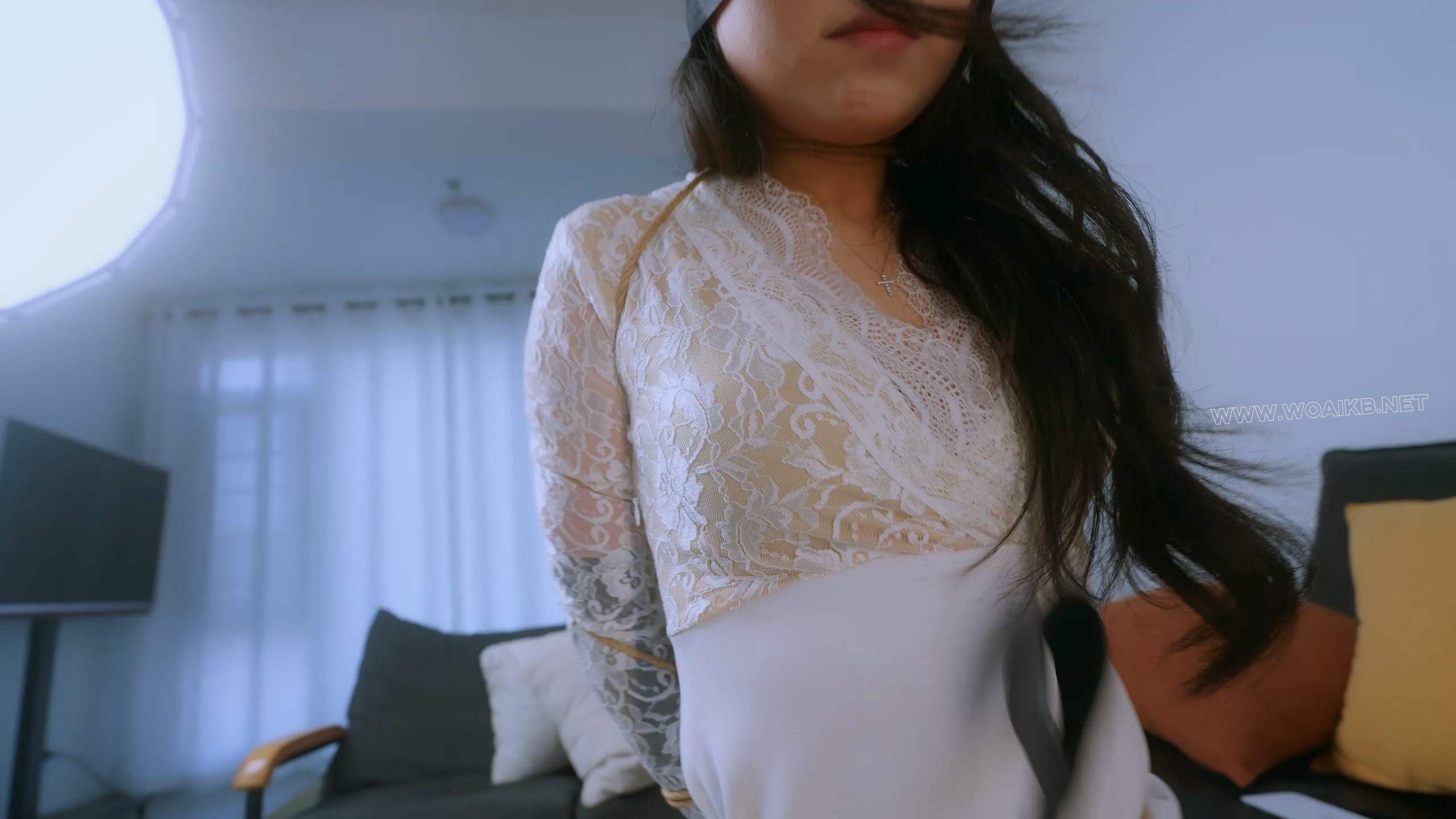 《欲望都市6》男友突然到访调戏女友，绕脖缚+五花大绑+股绳+椅缚+勒脚趾+捆绑过程 预览图